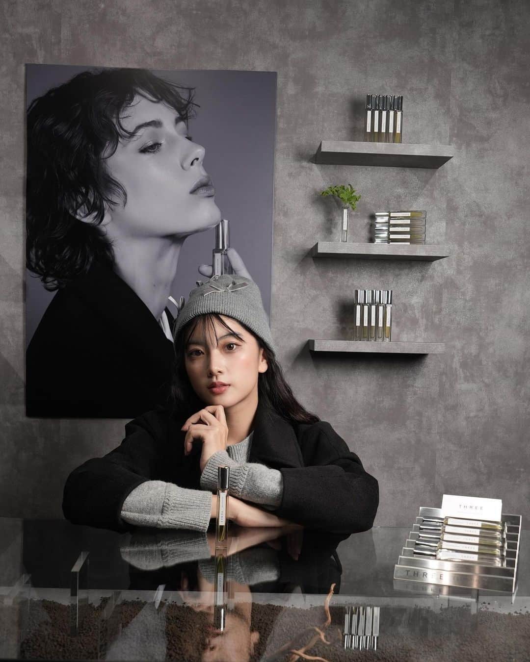 HITOMIさんのインスタグラム写真 - (HITOMIInstagram)「THREE ESSENTIAL SCENTS GARDEN 　 THREE初のフレグランスが発売するということでPOPUP行かせていただきました。 　 五種の自然と香りがマッチしたフレグランスでどれもいい香りでシチュエーションごとに使い分けて使用できそうです。 　 私はWOODとSEEDを選びました。 使うのが楽しみ🩶"  @threecosmetics #エッセンシャルセンツ #フレグランス #PR」11月14日 19時03分 - __htm.13__