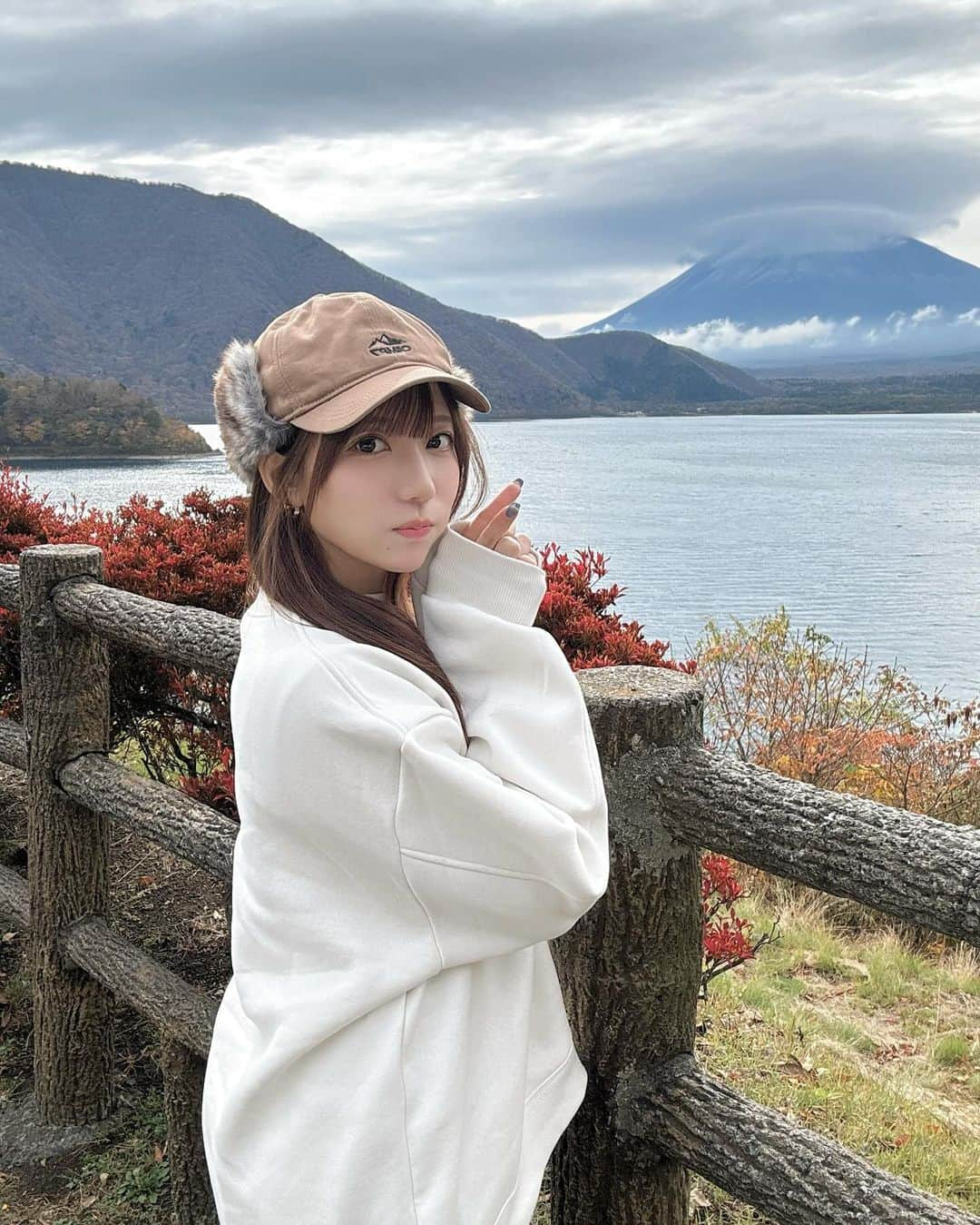 川本愛彩さんのインスタグラム写真 - (川本愛彩Instagram)「. 本日もお疲れ様です‪ 𓈒𓏸 一気に寒くなりましたね〜🍂  先日 秋キャンプで富士山を眺めてきました🗻 時間帯が違うだけで こんなに雰囲気が変わる！  赤富士ぽくなってて なんかパワーを貰えた気分𓂃 𓈒𓏸 大迫力ですごく綺麗でした🥹 . . . #富士山 #赤富士 #綺麗 #大迫力 #秋 #紅葉 #秋キャンプ #ゆるキャン #浩庵 #キャンプ #パワー #大自然 #湖 #山  #camp #山梨県」11月14日 19時04分 - aya_s.collection