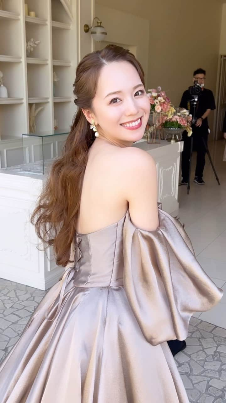 黒田真友香のインスタグラム：「このドレスが最近人気みたいなので リールバージョンも♡  シャンパンカラーのカラードレス 大人っぽくてとっても素敵🥰  👗ラトリエマリアージュ/ソニア　  #ブライダルモデル#フリーランスモデル#プレ花嫁#ウェディング#洋装前撮り #結婚式コーデ #結婚式準備 #ウェディングドレス #ウェディングフォト #フォトウエディング #カラードレス#ブライダルメイク #ブライダル」