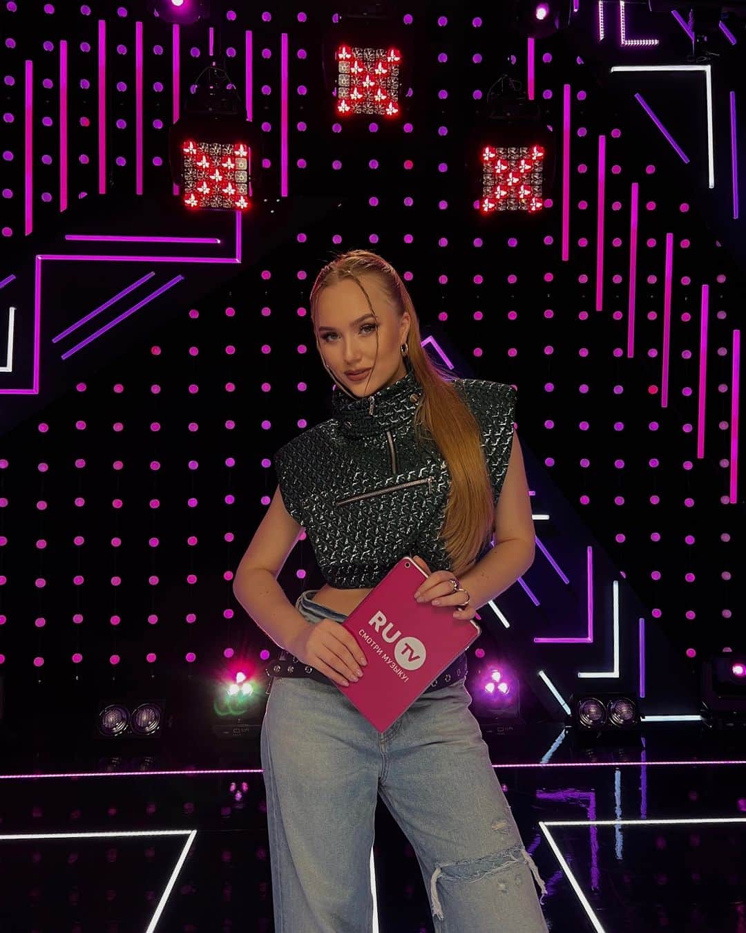 RU.TVのインスタグラム：「Включаем телевизоры💖  13:00! А это значит время пригласить всех за наш «Стол Заказов»  Ксения Акчурина уже передаёт ваши теплые приветы, признания в любви и поздравления в прямом эфире✨  Скорее подключайся и заряжайся хорошим настроением!  За образ ведущей благодарим @diesel, а за украшения спасибо @unode50_ru」