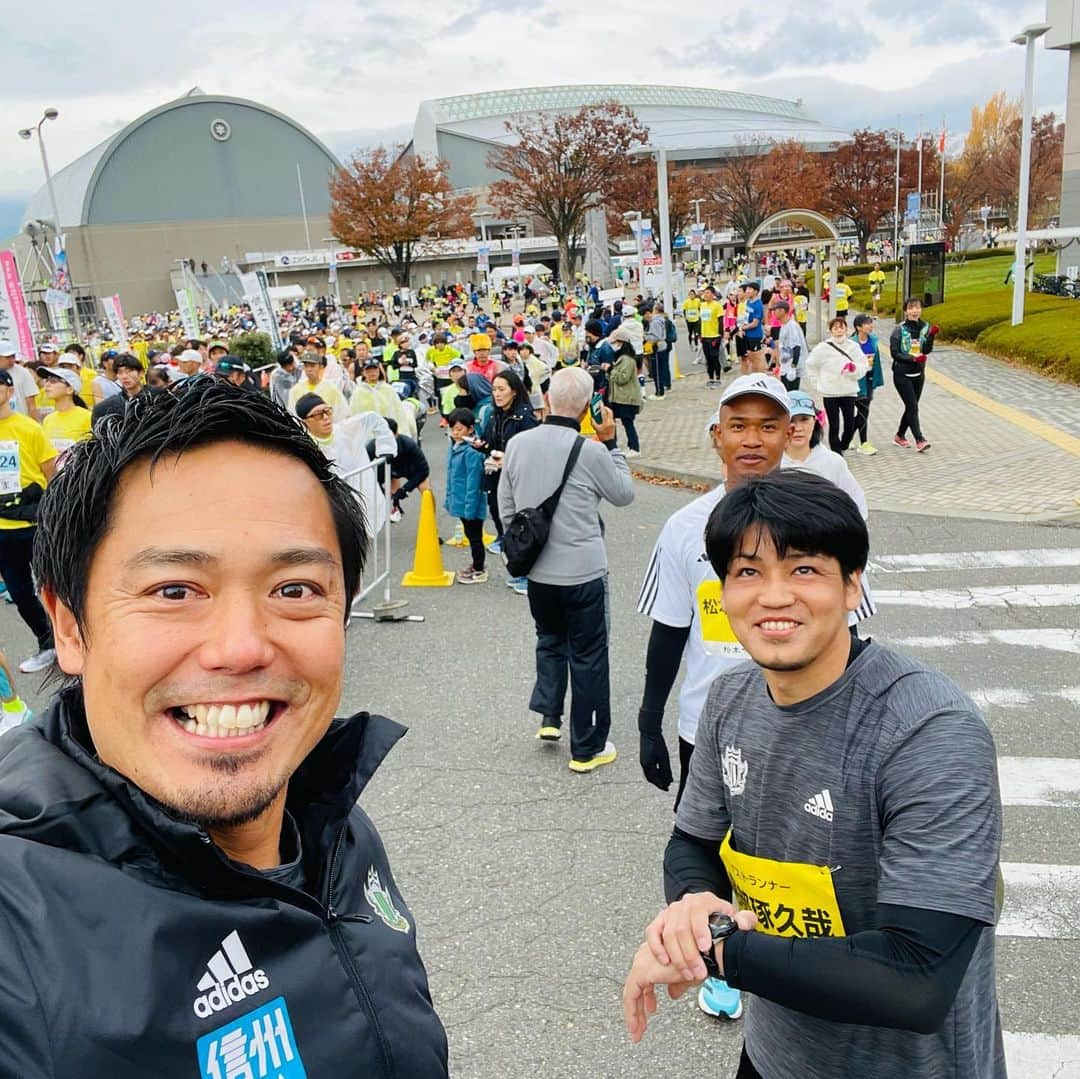 片山真人さんのインスタグラム写真 - (片山真人Instagram)「【ガチャスタグラム マラソン篇】  マラソンの季節到来🏃‍♂️💨 松本マラソン2023に出場✨ 沿道からの応援ほんま助かった、ありがとう😊  #松本マラソン 2023🏃‍♂️🏃‍♀️ #魅せたい三ガク都がここにある  #ゲストランナー ✨ #ファンラン （10km）に参加😁 #阿部琢久哉 さんはフルマラソン👏 #ボアンポン賢 社員もフルマラソン👏  多くの人が参加した大会👍🏃‍♂️ みんなで目指した完走る👍🏃‍♀️  スペシャルな大会ゲストも✨  #神野大地 さん『山の神⛰️』 #小平奈緒 さん『五輪金メダリスト🥇』 #臥雲義尚 松本市長✨ #金哲彦 さん『プロランニングコーチ』 #西谷綾子 さん『モデル・タレント』 #sui さん『シンガーソングランナー🎤』  あと、阿部と片山のザコンビ…😇  山雅ランナーの“RUNSOUL”の皆さんもユニフォームや山雅グッズを付けて走ってくれた👏✨  他チームサポの方も一緒に🤝  #片山真人 #ガチャ 気持ちよく10kmラン💨 #スタート 前のお立ち台からの挨拶で猪木さんをしっかりかました男✊  ほんまに気持ちよく楽しく走れた今大会やった⤴️  ほんまに応援してくれたみんな、ありがと🙌  次回マラソンは来週の生坂村のイクランや🏃‍♂️💨  みんなにパワー貰ったし、今週もしっかり走り切るわ🔥  #松本山雅fc ⚽️ #ホームゲーム 🏟️ #積小為大 でコツコツ積み上げる⤴️ #勝つ 🔥  #onesoul ☝️」11月14日 19時05分 - gachastagram.11