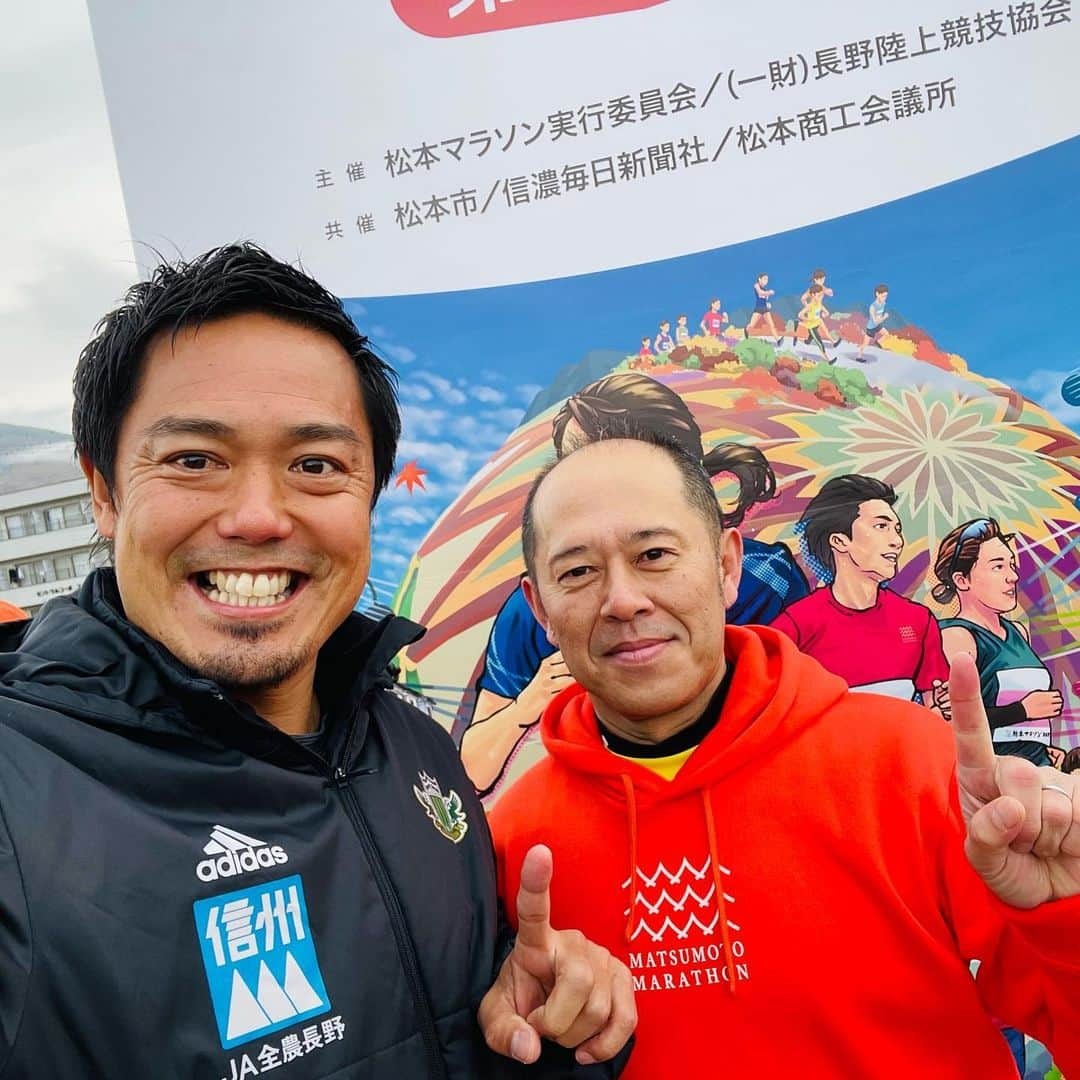 片山真人さんのインスタグラム写真 - (片山真人Instagram)「【ガチャスタグラム マラソン篇】  マラソンの季節到来🏃‍♂️💨 松本マラソン2023に出場✨ 沿道からの応援ほんま助かった、ありがとう😊  #松本マラソン 2023🏃‍♂️🏃‍♀️ #魅せたい三ガク都がここにある  #ゲストランナー ✨ #ファンラン （10km）に参加😁 #阿部琢久哉 さんはフルマラソン👏 #ボアンポン賢 社員もフルマラソン👏  多くの人が参加した大会👍🏃‍♂️ みんなで目指した完走る👍🏃‍♀️  スペシャルな大会ゲストも✨  #神野大地 さん『山の神⛰️』 #小平奈緒 さん『五輪金メダリスト🥇』 #臥雲義尚 松本市長✨ #金哲彦 さん『プロランニングコーチ』 #西谷綾子 さん『モデル・タレント』 #sui さん『シンガーソングランナー🎤』  あと、阿部と片山のザコンビ…😇  山雅ランナーの“RUNSOUL”の皆さんもユニフォームや山雅グッズを付けて走ってくれた👏✨  他チームサポの方も一緒に🤝  #片山真人 #ガチャ 気持ちよく10kmラン💨 #スタート 前のお立ち台からの挨拶で猪木さんをしっかりかました男✊  ほんまに気持ちよく楽しく走れた今大会やった⤴️  ほんまに応援してくれたみんな、ありがと🙌  次回マラソンは来週の生坂村のイクランや🏃‍♂️💨  みんなにパワー貰ったし、今週もしっかり走り切るわ🔥  #松本山雅fc ⚽️ #ホームゲーム 🏟️ #積小為大 でコツコツ積み上げる⤴️ #勝つ 🔥  #onesoul ☝️」11月14日 19時05分 - gachastagram.11