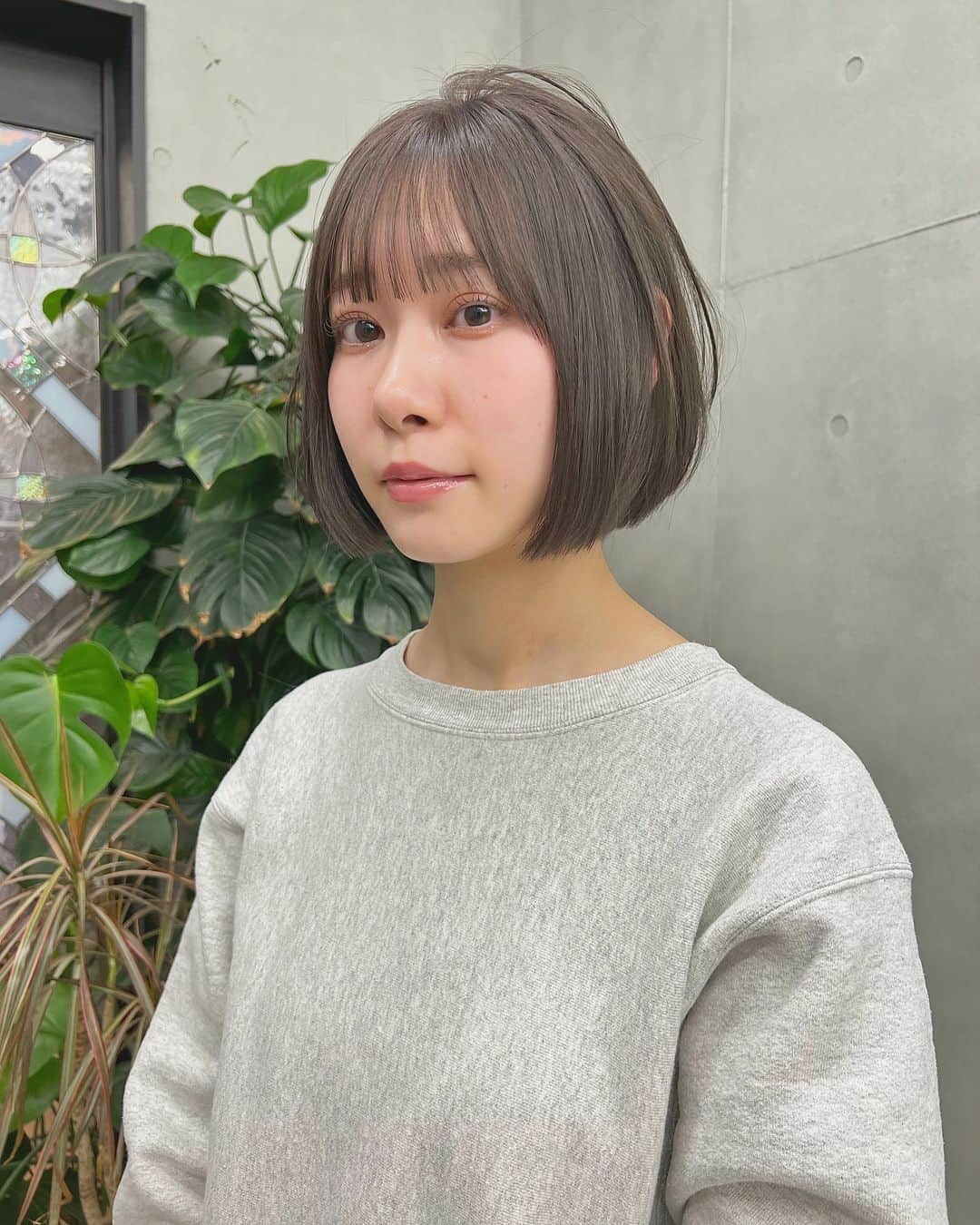 兼井遼のインスタグラム：「オリーブグレージュ＊  柔らかくほつれるヘア😌  ツヤのある 暗くても透明のある カラーならお任せください☺️  11月12月のご予約も まだまだお取りできます🙇🏻  ご質問などは コメントにてお問い合わせください！😌  #ケアカラー  #ヘアアレンジ  #ケアダブルカラー  #巻き方  #髪質改善カラー  #イルミナカラー  #ミルクティーベージュ #グレージュ  #ケアブリーチ  #ハイライトカラー  #ハイトーンカラー  #ブリーチ  #ダブルカラー   #インナーカラー  #オリーブアッシュ  #グラデーションカラー  #グレージュカラー  #ツヤトーン  #パーマ  #艶髪  #外国人風  #髪質改善トリートメント  #くびれヘア  #シースルーバング  #髪質改善  #ラベンダーグレージュ  #オリーブグレージュ  #トリートメント  #ヘアアクセサリー　#インナーハイライト」