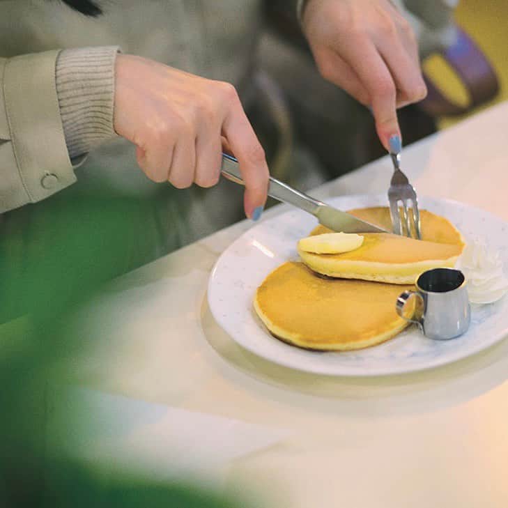 minaさんのインスタグラム写真 - (minaInstagram)「. 発売中のmina12月号『東京喫茶、名店を巡る』企画から、わざわざ行きたい名店喫茶を紹介します。   ------------------- ☕️パーラーキムラヤ   店内はもちろん店舗のショーウィンドウまで、ノスタルジックな雰囲気が漂う新橋の名物純喫茶。 50年以上前から変わらぬ佇まいで、扉を開けたとたんに昭和にタイムスリップした気分になれる。 ナポリタンやオムライスなどの食事メニューのほか、プリンアラモードやクリームあんみつなどのスイーツも豊富。   📍東京都港区新橋2-20-15 新橋駅前ビル1号館 B1F 📞03-3573-2156 🕛平日8：00〜20：00、土曜11：00～17：30　※都合により時間変動あり／日曜、祝日休み -------------------   #mina #minamagazine #ミーナ #fashion #週末女子 #週末男子 #吉倉あおい #新橋 #パーラーキムラヤ #メンズライクコーデ #シンプルコーデ #カジュアルコーデ #ショップ巡り #ベーシックコーデ #喫茶 #喫茶店 #純喫茶 #東京喫茶 #スイーツ #スイーツ巡り #休日コーデ #おでかけコーデ #秋コーデ #每日穿搭 #穿搭日常 #데일리룩 #심플룩 #캐주얼룩 キャプションを入力…」11月14日 19時06分 - mina.magazine