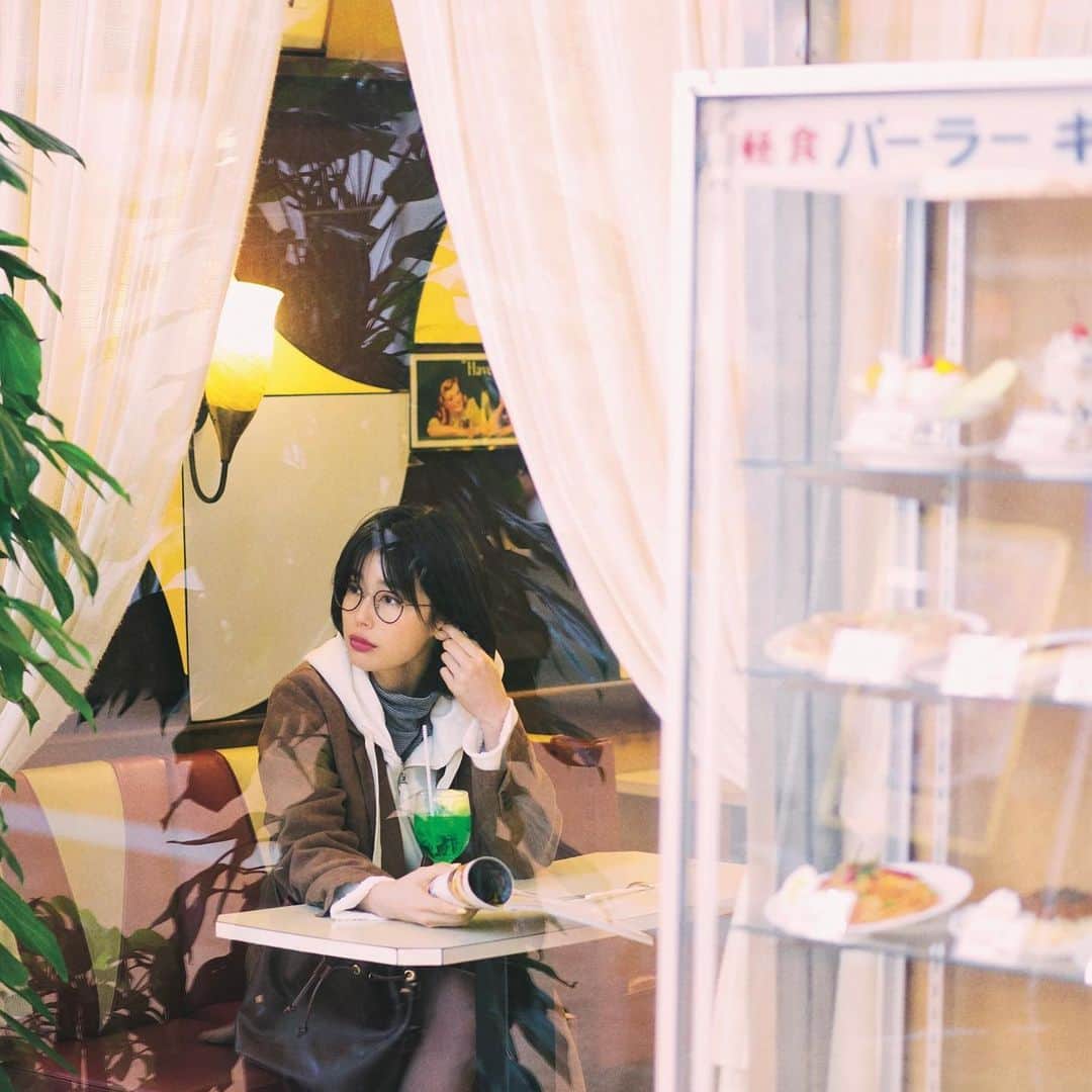 minaのインスタグラム：「. 発売中のmina12月号『東京喫茶、名店を巡る』企画から、わざわざ行きたい名店喫茶を紹介します。   ------------------- ☕️パーラーキムラヤ   店内はもちろん店舗のショーウィンドウまで、ノスタルジックな雰囲気が漂う新橋の名物純喫茶。 50年以上前から変わらぬ佇まいで、扉を開けたとたんに昭和にタイムスリップした気分になれる。 ナポリタンやオムライスなどの食事メニューのほか、プリンアラモードやクリームあんみつなどのスイーツも豊富。   📍東京都港区新橋2-20-15 新橋駅前ビル1号館 B1F 📞03-3573-2156 🕛平日8：00〜20：00、土曜11：00～17：30　※都合により時間変動あり／日曜、祝日休み -------------------   #mina #minamagazine #ミーナ #fashion #週末女子 #週末男子 #吉倉あおい #新橋 #パーラーキムラヤ #メンズライクコーデ #シンプルコーデ #カジュアルコーデ #ショップ巡り #ベーシックコーデ #喫茶 #喫茶店 #純喫茶 #東京喫茶 #スイーツ #スイーツ巡り #休日コーデ #おでかけコーデ #秋コーデ #每日穿搭 #穿搭日常 #데일리룩 #심플룩 #캐주얼룩 キャプションを入力…」