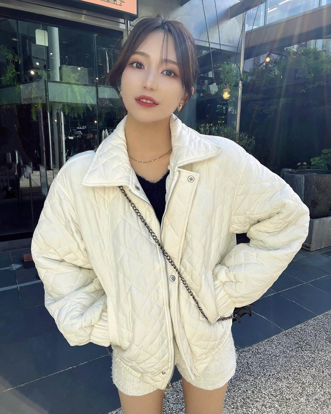 相楽優佳さんのインスタグラム写真 - (相楽優佳Instagram)「@shein_japan 最近のSHEINコーデたち . 暗くなるの早くなってきたねぇ🌃💙  ⁡骨格ストレートだから寒くても肩出しちゃう笑 タートルネック似合う人が羨ましい🥹 ⁡ 🔍商品ID グレースウェット11758442 キルティングアウター11253820 星柄ニット21870252 セットアップ(上)11765548 セットアップ(下)11765589  クーポンコード：BFJP018 _________ 試すたび、好きが見つかる。届くたび、好きが増えてく。 #SHEINblackfriday #SHEINGoodFinds #SHEINforAll #loveshein #ad #saveinstyle #SHEIN #SHEINコーデ #シーイン #秋服 #秋コーデ #オフショルダー #オフショル #ワンショル #お団子ヘア #シースルー前髪 #骨格ストレート #前髪なし #セットアップ #韓国ヘア #かきあげ前髪 #ロングブーツ #顔まわりカット #もみあげ」11月14日 19時06分 - yuka_sagara