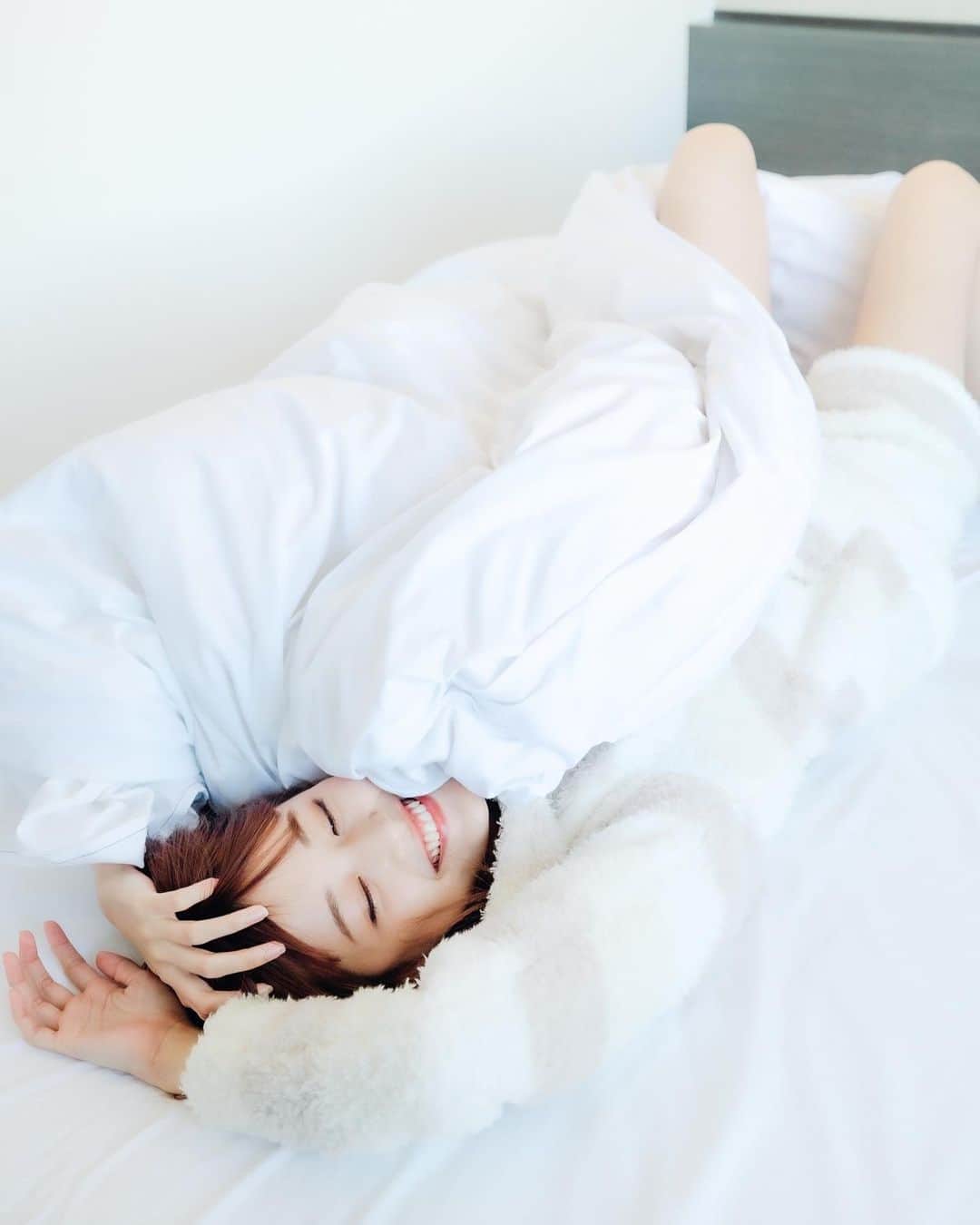 佐藤茜さんのインスタグラム写真 - (佐藤茜Instagram)「🧁🤍  寝るの大好き🐶  もこもこパジャマ着たら安心しちゃって普通にくつろいでしまった🥹  📸 : @waaata_photo」11月14日 19時16分 - rosy__cloud