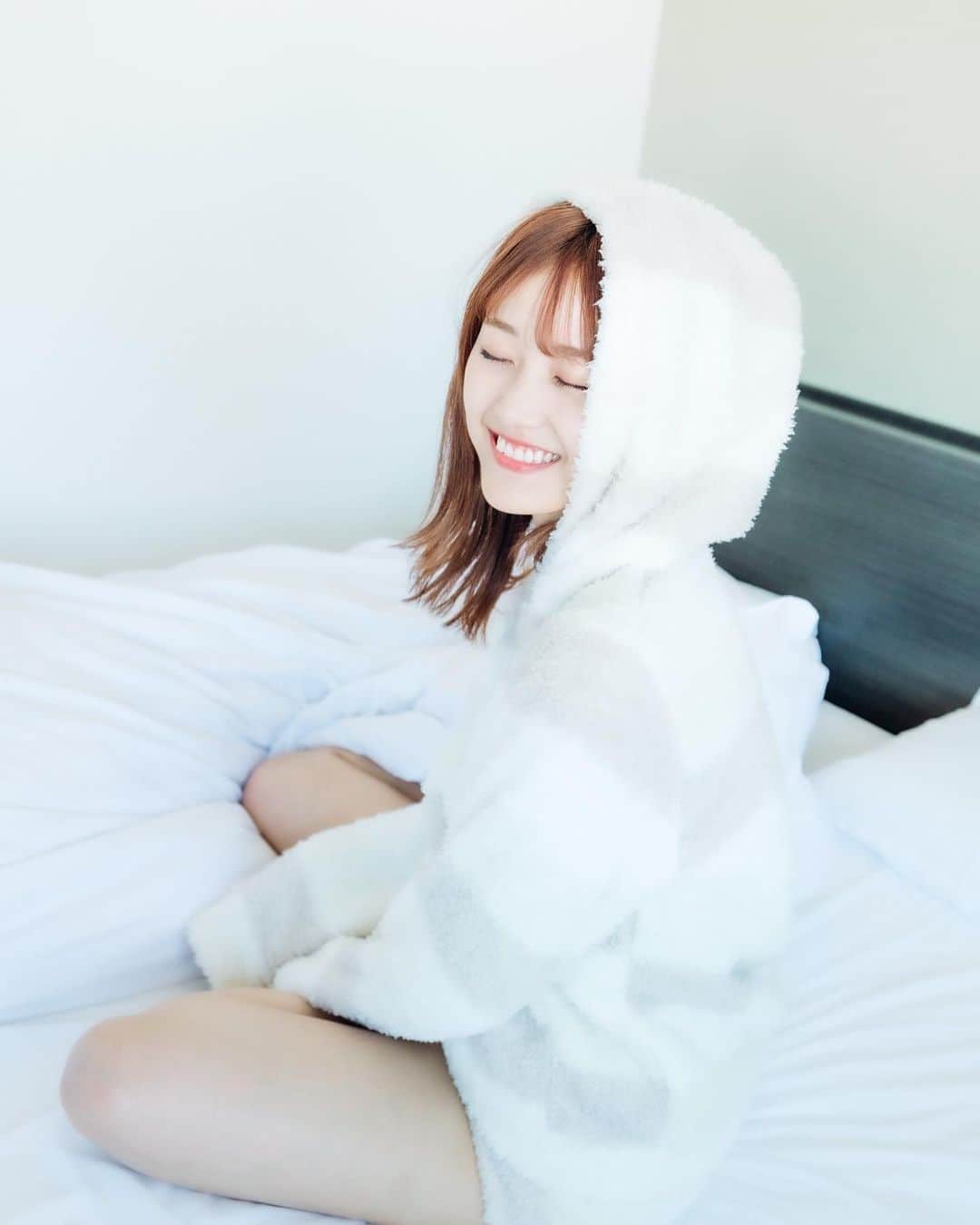 佐藤茜のインスタグラム：「🧁🤍  寝るの大好き🐶  もこもこパジャマ着たら安心しちゃって普通にくつろいでしまった🥹  📸 : @waaata_photo」