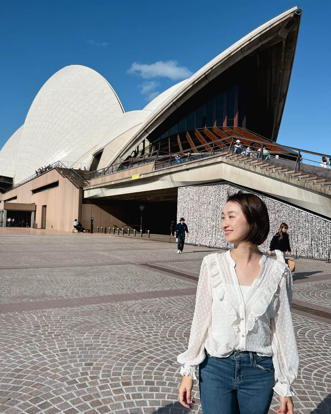 西野沙瑛のインスタグラム：「- 📍Opera house シドニーといえばオペラハウス！ 思ったより小さかった🌿 夜の方がダントツ綺麗だったな☺️  #オーストラリア #子連れ旅行 #シドニー #オーストラリア旅行 #シドニー旅行 #家族旅行 #0歳児ママ ##sydney #australia #operahouse #オペラハウス」