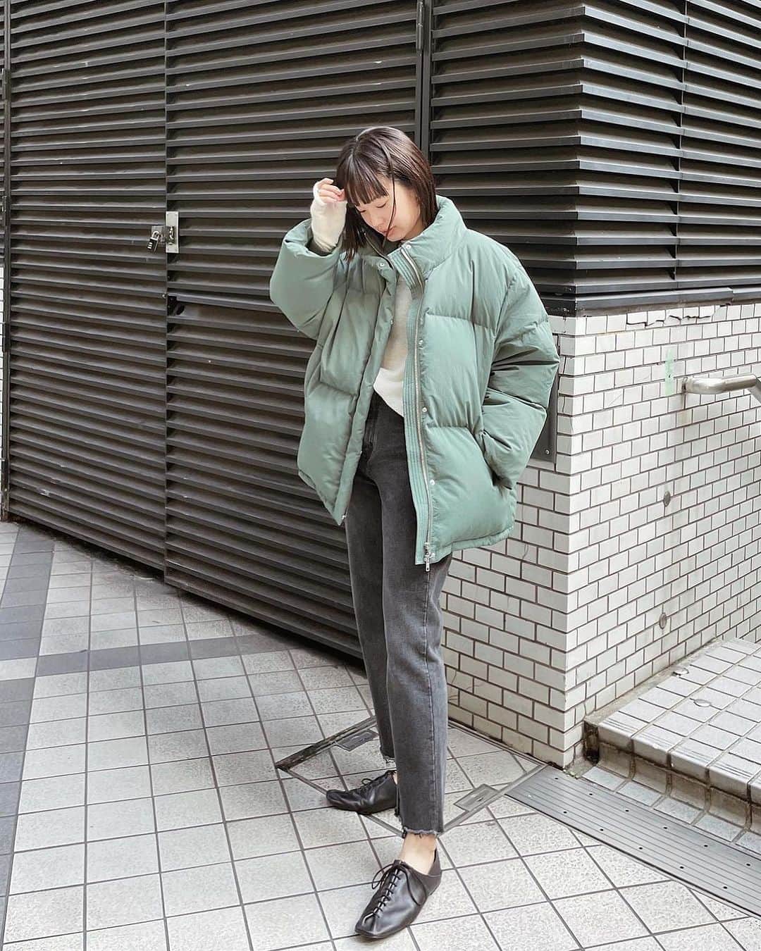 Ungrid staff snapのインスタグラム：「冬のアウターに迷ってる方必見🫣✨  @aya_kanetaka_ 164cm @mayu_minemura_ 158cm @suzuka_akimoto_ 155cm @miu_abe_ 163cm @ami_okuma_ 157cm #ミドル丈ルーズシルエットダウン  アイボリー/ブラック/グリーン ¥20,900(tax in)  光沢感を抑えて日常使いしやすいダウン。 スポーティーになりすぎず、着回し力も抜群なのが嬉しい😊 パンツスタイルはもちろん、スカートに合わせても可愛い一着です！  @tomoka_suzuki_ 155cm @miho_kobayashi_ 155cm #シャギーミドル丈コート オリーブ/ミックス ¥20,900(tax in)  大人な装いになるオリーブカラーとカジュアルに羽織れるチェック柄の2色展開。 シャギー素材が柔らかい印象になるコートです😌  可愛いと思ったらお気に入り登録を♡  ーーーーーーーーーーーーーーーーーーーーーーーーーーーー ☑︎商品詳細は製品タグ or TOPページURLよりチェック   » @Ungrid_staffsnap  #Ungrid #アングリッド #ungrid_official #ungriddenim #ungridコーデ #カジュアル #ラフ #ダウン #ダウンジャケット #コート #シャギー #チェック #冬アウター #冬コーデ #冬 #着回し #骨格 #骨格ウェーブ #骨格ストレート #骨格ナチュラル #低身長 #高身長 #イエベ #ブルベ」
