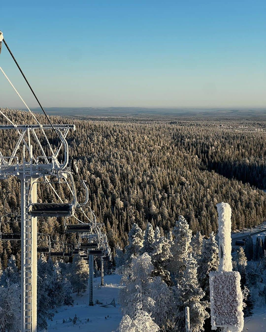 佐々木明さんのインスタグラム写真 - (佐々木明Instagram)「North. 北極圏を越えた地。 Kittila/Levi,Finland 🇫🇮❄️💙  【Japanese】 マイナス25℃。そんな地域でも建築物は工夫に溢れた設計で薪をくべればすぐに家は暖まりその温もりは長く続きます。 外は厳しい寒さで、歩いているだけで皮膚が緊張しているのを感じます。  でもね一歩お家の中に入るとホッとする薪の優しい暖かさが迎え入れてくれるんですね。  寒暖の差が激しければ激しい程にその温もりの有り難みは大きく感謝に変わるのを僕は感じています。  厳しい寒さ、雪深さ、寒過ぎて車のバッテリーが上がったり 除雪が連続で続いてしまったり、除雪を怠って気温が上がり雪が氷になってしまった時の除雪労力が何倍にも大変になったり、 そんな時もありますが 雪には雪にしかない温もりもあったり 冬にしか見ることのできない自然現象があったり  冬がもたらす雪って実はとてもマインドフルネスな時間を与えてくれる奇跡のようなものなんです。  さぁ間も無く真冬へ入る日本、是非雪のある素晴らしい地で素晴らしい時間を大切な人と過ごして見てはいかがでしょうか😌  ーーーーーーーーーーーーーーーーーーーーーーーーーーーー そして初めてアンケートシステムを使って見ます 使い方間違えてしまったけど、上手く使えれば 色んなことを知れるアンケート機能になりそうって思ってます ーーーーーーーーーーーーーーーーーーーーーーーーーーーー」11月14日 19時16分 - akiraexploring