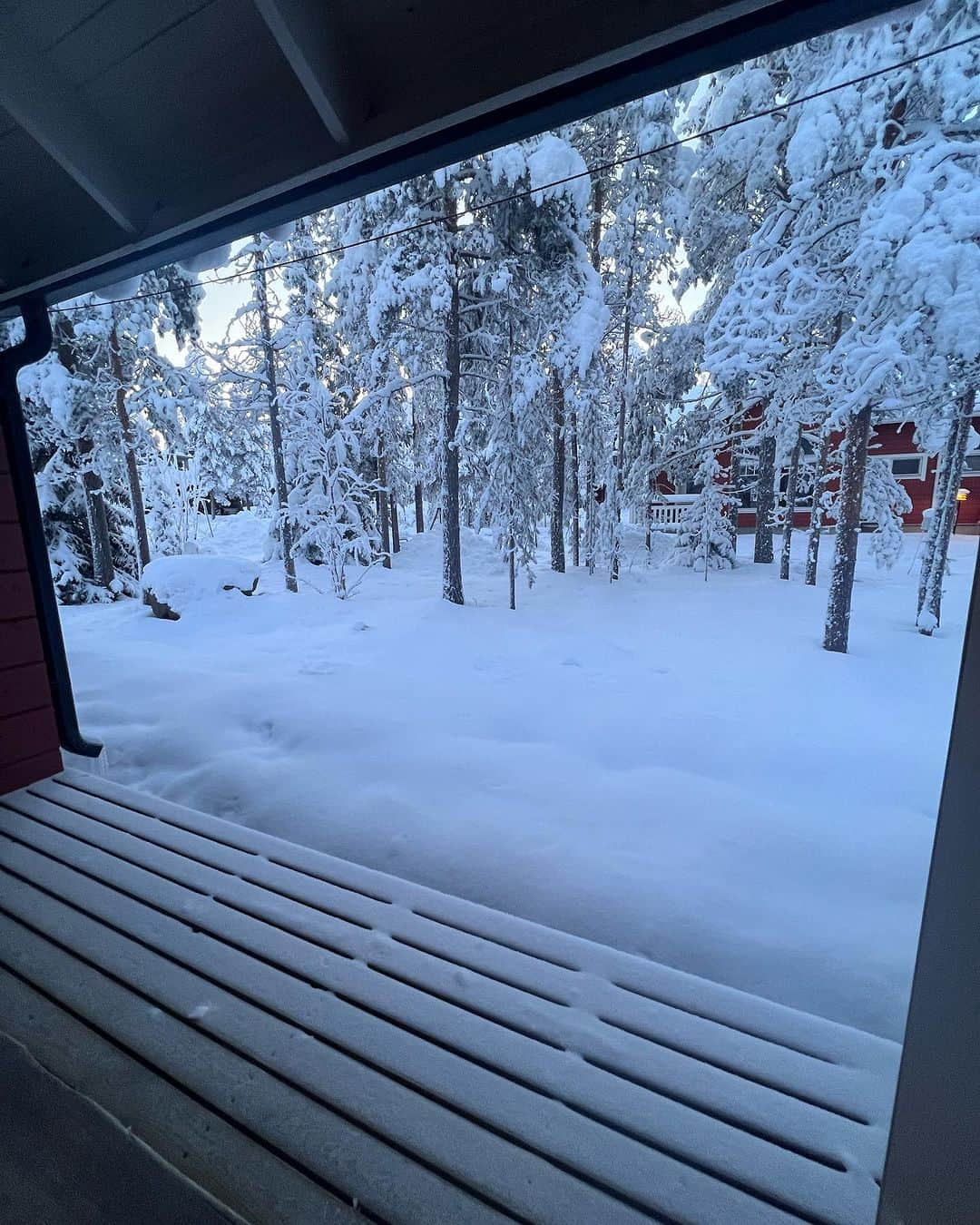 佐々木明さんのインスタグラム写真 - (佐々木明Instagram)「North. 北極圏を越えた地。 Kittila/Levi,Finland 🇫🇮❄️💙  【Japanese】 マイナス25℃。そんな地域でも建築物は工夫に溢れた設計で薪をくべればすぐに家は暖まりその温もりは長く続きます。 外は厳しい寒さで、歩いているだけで皮膚が緊張しているのを感じます。  でもね一歩お家の中に入るとホッとする薪の優しい暖かさが迎え入れてくれるんですね。  寒暖の差が激しければ激しい程にその温もりの有り難みは大きく感謝に変わるのを僕は感じています。  厳しい寒さ、雪深さ、寒過ぎて車のバッテリーが上がったり 除雪が連続で続いてしまったり、除雪を怠って気温が上がり雪が氷になってしまった時の除雪労力が何倍にも大変になったり、 そんな時もありますが 雪には雪にしかない温もりもあったり 冬にしか見ることのできない自然現象があったり  冬がもたらす雪って実はとてもマインドフルネスな時間を与えてくれる奇跡のようなものなんです。  さぁ間も無く真冬へ入る日本、是非雪のある素晴らしい地で素晴らしい時間を大切な人と過ごして見てはいかがでしょうか😌  ーーーーーーーーーーーーーーーーーーーーーーーーーーーー そして初めてアンケートシステムを使って見ます 使い方間違えてしまったけど、上手く使えれば 色んなことを知れるアンケート機能になりそうって思ってます ーーーーーーーーーーーーーーーーーーーーーーーーーーーー」11月14日 19時16分 - akiraexploring