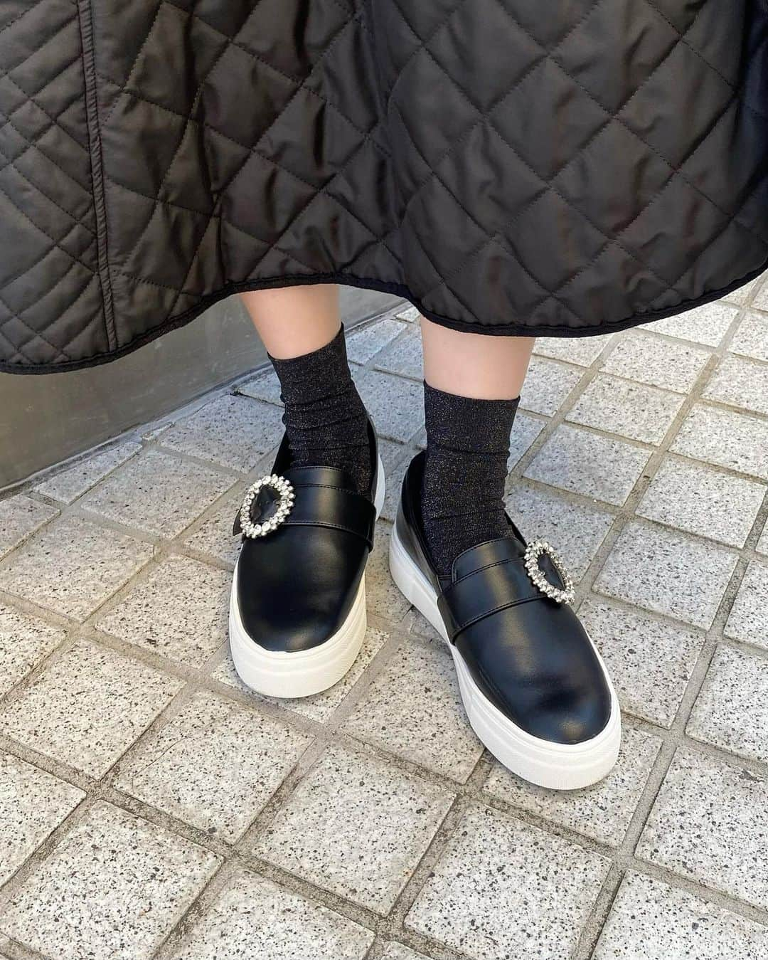 haruru0724さんのインスタグラム写真 - (haruru0724Instagram)「. シューズはLucida (ルシーダ)の🥿 @lucida_shoes  先日行った展示会と店舗でお持ち帰りしたのだよ💕 やっぱりすごく可愛い😍 そして履きやすい！！ それでいて、サッと履けるから、 下の子を抱っこしたままでも簡単に履けたよ🎵 下の子と出掛ける時は、 サッと履ける靴じゃないとダメだから 履ける靴が限られていたけど、 こんな可愛い靴が仲間入りして嬉しい😂🩷 . . . #PR #Lucida #lucidashoes  #ルシーダ #ルシーダシューズ #有楽町マルイ #足元倶楽部 #ママコーデ #ママファッション #大人カジュアル #きれいめカジュアル #上品コーデ #高見えコーデ #大人可愛い #プチプラコーデ  #モノトーンコーデ #白黒コーデ #キルティングスカート #フレアスカート #partegram #locari」11月14日 19時10分 - haruru0724