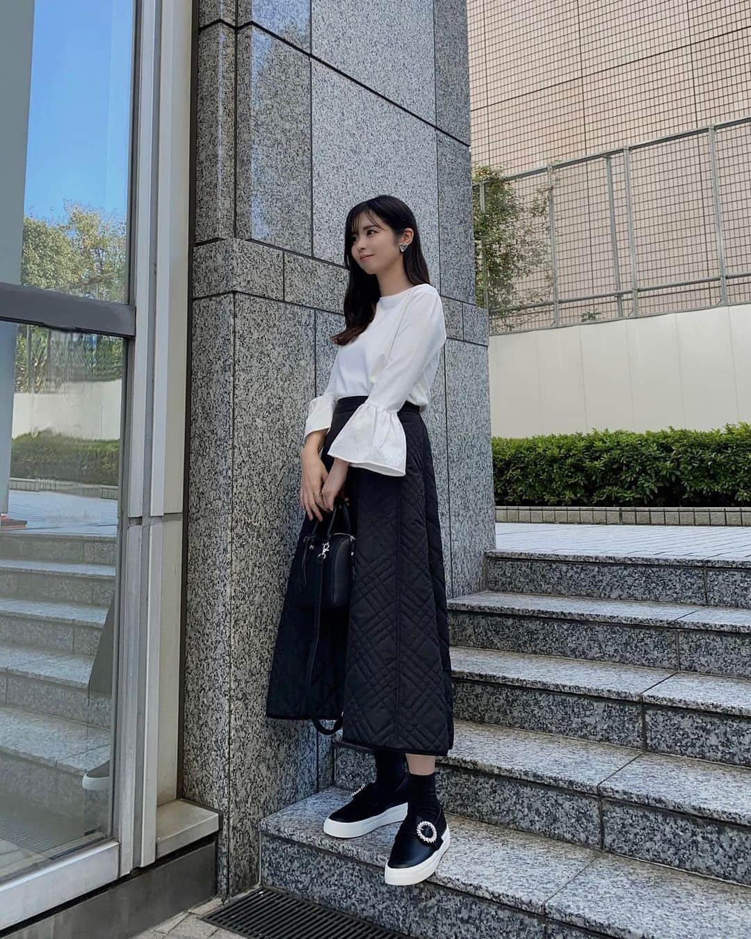 haruru0724さんのインスタグラム写真 - (haruru0724Instagram)「. シューズはLucida (ルシーダ)の🥿 @lucida_shoes  先日行った展示会と店舗でお持ち帰りしたのだよ💕 やっぱりすごく可愛い😍 そして履きやすい！！ それでいて、サッと履けるから、 下の子を抱っこしたままでも簡単に履けたよ🎵 下の子と出掛ける時は、 サッと履ける靴じゃないとダメだから 履ける靴が限られていたけど、 こんな可愛い靴が仲間入りして嬉しい😂🩷 . . . #PR #Lucida #lucidashoes  #ルシーダ #ルシーダシューズ #有楽町マルイ #足元倶楽部 #ママコーデ #ママファッション #大人カジュアル #きれいめカジュアル #上品コーデ #高見えコーデ #大人可愛い #プチプラコーデ  #モノトーンコーデ #白黒コーデ #キルティングスカート #フレアスカート #partegram #locari」11月14日 19時10分 - haruru0724