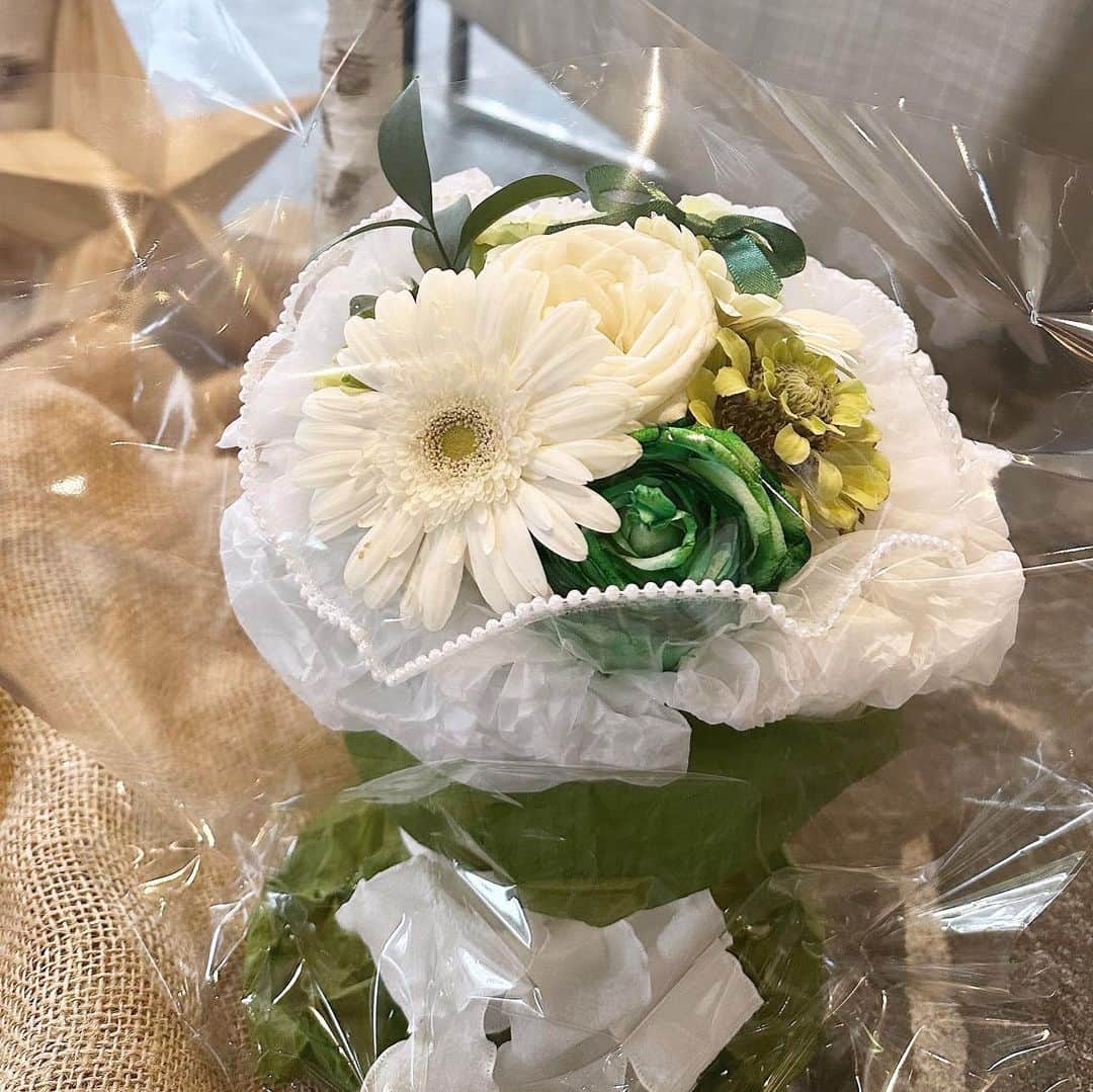 都築青空さんのインスタグラム写真 - (都築青空Instagram)「ブーケはもちろん 装飾へのこだわりが強くて 可愛いお花屋さん💐 @kanori_nagoy  パールを散りばめていただきました♡ 結婚祝いに贈り物🎁  もちろんおうちに飾る インテリアとしても可愛いよね。 名古屋の店舗に行ってみたい💐  #花里kanori #花里名古屋 #花里葛西#花束#花束プレゼント #ブーケ #フラワーショップ #ウェディングプレゼント #誕生日プレゼント #記念日プレゼント #クリスマスプレゼント #花アレンジ」11月14日 19時11分 - aozora723