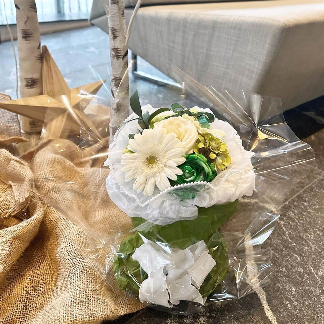 都築青空のインスタグラム：「ブーケはもちろん 装飾へのこだわりが強くて 可愛いお花屋さん💐 @kanori_nagoy  パールを散りばめていただきました♡ 結婚祝いに贈り物🎁  もちろんおうちに飾る インテリアとしても可愛いよね。 名古屋の店舗に行ってみたい💐  #花里kanori #花里名古屋 #花里葛西#花束#花束プレゼント #ブーケ #フラワーショップ #ウェディングプレゼント #誕生日プレゼント #記念日プレゼント #クリスマスプレゼント #花アレンジ」