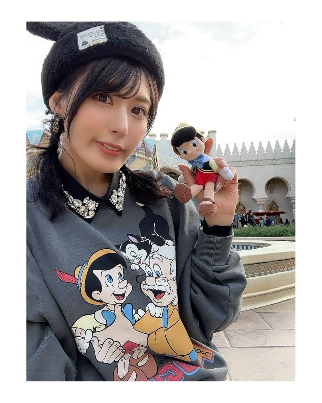 金子智美さんのインスタグラム写真 - (金子智美Instagram)「ディズニーランド&シー2days  ファミリー旅行🐭💖 day2はディズニーシー🌊🌏✨ day2前編です❣️ 親友ちゃんはヘアメイクさんだから、 ホテルで朝メイクしてる間に髪の毛可愛く 作ってくれて😚 ミッキーのもこもこ帽子被っても可愛くて、 風強かったけど、崩れなくて最強だった👏💥  day2のコーデは色違いのツイードスカートに ディズニースウェットでキラキラカジュアル ディズニー馬鹿ってイメージです😝🫶  #ディズニーシー　#東京ディズニーシー　#tokyodisneysea #tokyodisneyresort #家族旅行　#ディズニーコーデ  #lilybrown #推しはピノキオ　#moussy  #ピノキオ」11月14日 19時12分 - kanesato1222