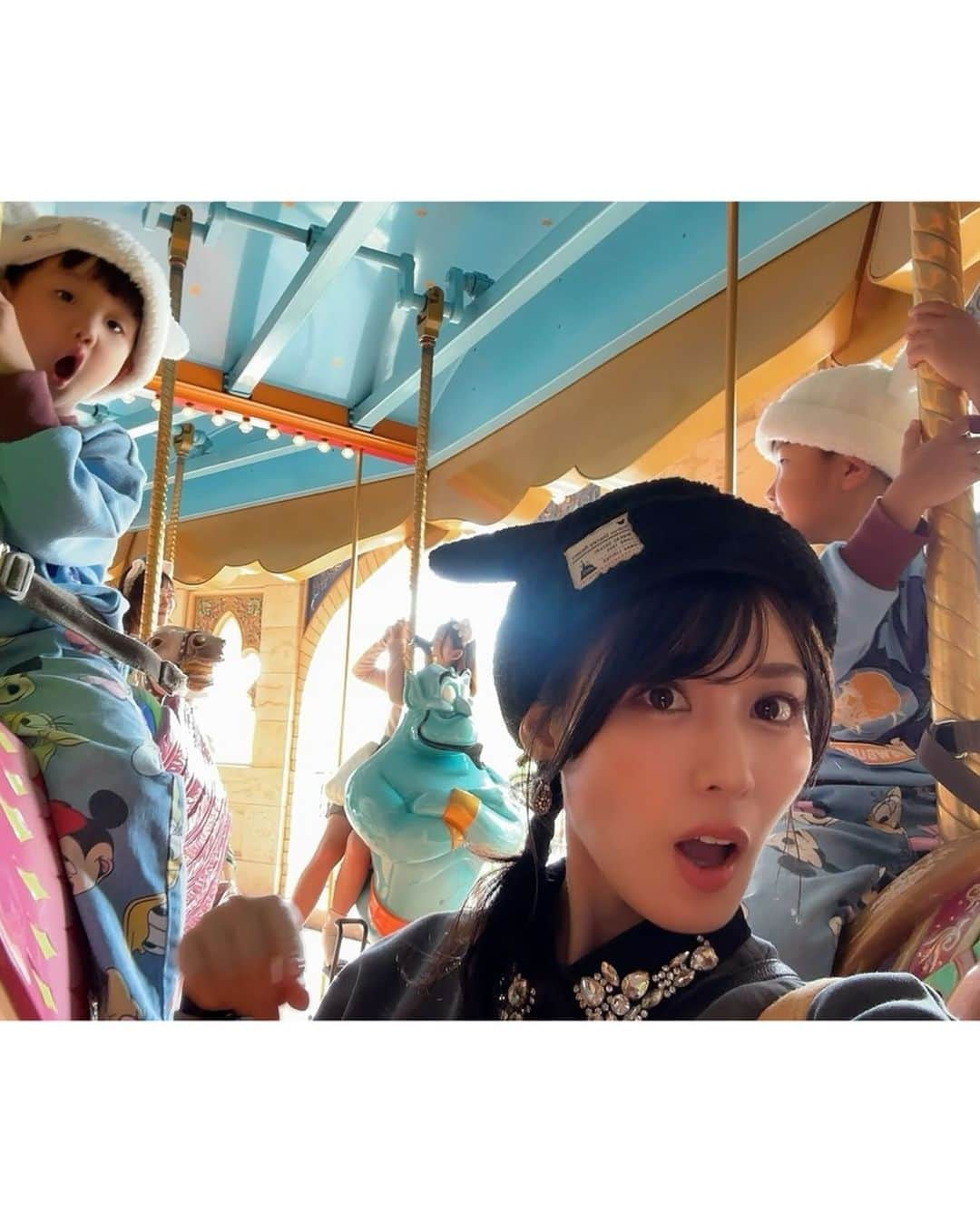 金子智美さんのインスタグラム写真 - (金子智美Instagram)「ディズニーランド&シー2days  ファミリー旅行🐭💖 day2はディズニーシー🌊🌏✨ day2前編です❣️ 親友ちゃんはヘアメイクさんだから、 ホテルで朝メイクしてる間に髪の毛可愛く 作ってくれて😚 ミッキーのもこもこ帽子被っても可愛くて、 風強かったけど、崩れなくて最強だった👏💥  day2のコーデは色違いのツイードスカートに ディズニースウェットでキラキラカジュアル ディズニー馬鹿ってイメージです😝🫶  #ディズニーシー　#東京ディズニーシー　#tokyodisneysea #tokyodisneyresort #家族旅行　#ディズニーコーデ  #lilybrown #推しはピノキオ　#moussy  #ピノキオ」11月14日 19時12分 - kanesato1222