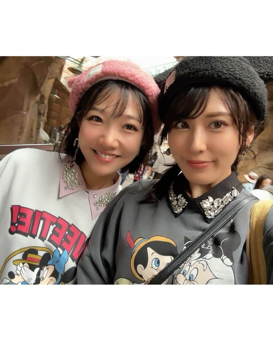 金子智美さんのインスタグラム写真 - (金子智美Instagram)「ディズニーランド&シー2days  ファミリー旅行🐭💖 day2はディズニーシー🌊🌏✨ day2前編です❣️ 親友ちゃんはヘアメイクさんだから、 ホテルで朝メイクしてる間に髪の毛可愛く 作ってくれて😚 ミッキーのもこもこ帽子被っても可愛くて、 風強かったけど、崩れなくて最強だった👏💥  day2のコーデは色違いのツイードスカートに ディズニースウェットでキラキラカジュアル ディズニー馬鹿ってイメージです😝🫶  #ディズニーシー　#東京ディズニーシー　#tokyodisneysea #tokyodisneyresort #家族旅行　#ディズニーコーデ  #lilybrown #推しはピノキオ　#moussy  #ピノキオ」11月14日 19時12分 - kanesato1222