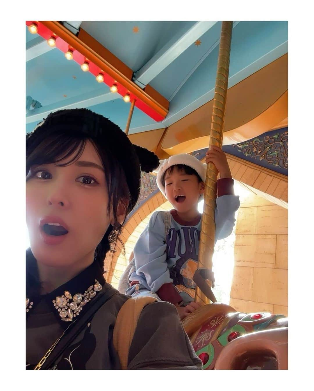 金子智美さんのインスタグラム写真 - (金子智美Instagram)「ディズニーランド&シー2days  ファミリー旅行🐭💖 day2はディズニーシー🌊🌏✨ day2前編です❣️ 親友ちゃんはヘアメイクさんだから、 ホテルで朝メイクしてる間に髪の毛可愛く 作ってくれて😚 ミッキーのもこもこ帽子被っても可愛くて、 風強かったけど、崩れなくて最強だった👏💥  day2のコーデは色違いのツイードスカートに ディズニースウェットでキラキラカジュアル ディズニー馬鹿ってイメージです😝🫶  #ディズニーシー　#東京ディズニーシー　#tokyodisneysea #tokyodisneyresort #家族旅行　#ディズニーコーデ  #lilybrown #推しはピノキオ　#moussy  #ピノキオ」11月14日 19時12分 - kanesato1222