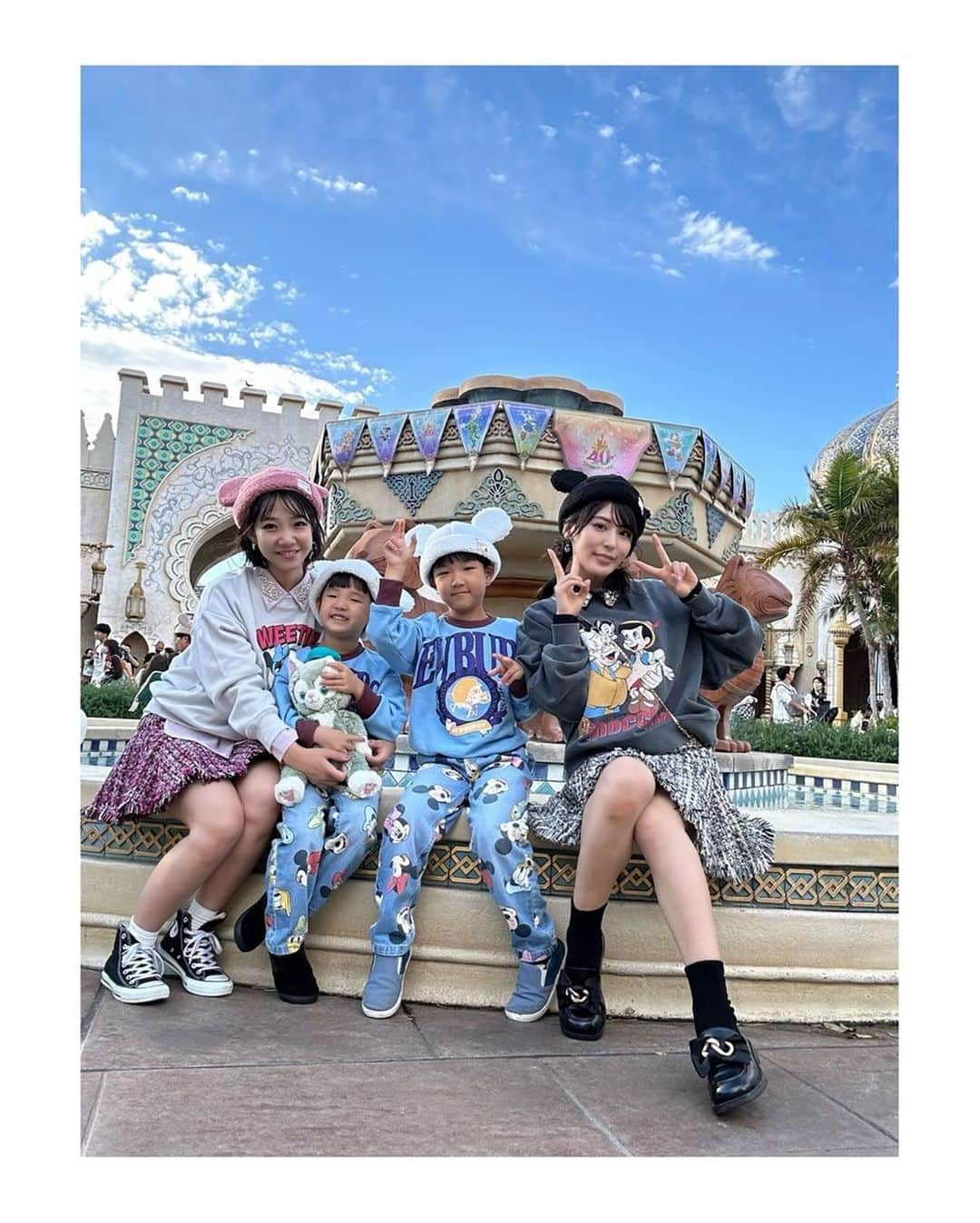 金子智美さんのインスタグラム写真 - (金子智美Instagram)「ディズニーランド&シー2days  ファミリー旅行🐭💖 day2はディズニーシー🌊🌏✨ day2前編です❣️ 親友ちゃんはヘアメイクさんだから、 ホテルで朝メイクしてる間に髪の毛可愛く 作ってくれて😚 ミッキーのもこもこ帽子被っても可愛くて、 風強かったけど、崩れなくて最強だった👏💥  day2のコーデは色違いのツイードスカートに ディズニースウェットでキラキラカジュアル ディズニー馬鹿ってイメージです😝🫶  #ディズニーシー　#東京ディズニーシー　#tokyodisneysea #tokyodisneyresort #家族旅行　#ディズニーコーデ  #lilybrown #推しはピノキオ　#moussy  #ピノキオ」11月14日 19時12分 - kanesato1222