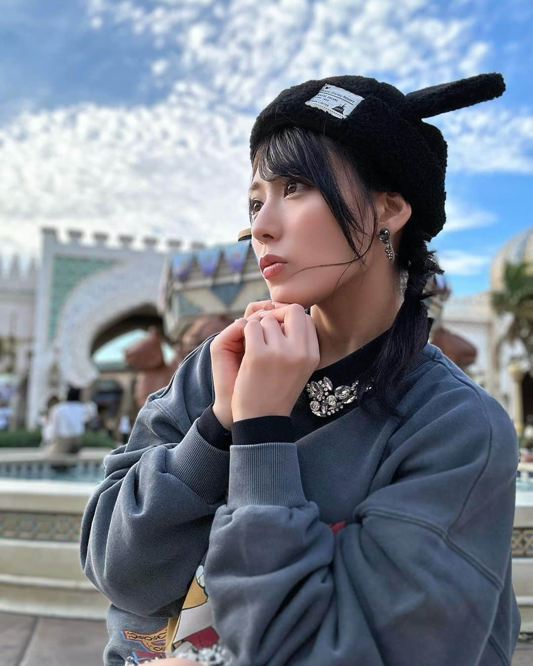 金子智美さんのインスタグラム写真 - (金子智美Instagram)「ディズニーランド&シー2days  ファミリー旅行🐭💖 day2はディズニーシー🌊🌏✨ day2前編です❣️ 親友ちゃんはヘアメイクさんだから、 ホテルで朝メイクしてる間に髪の毛可愛く 作ってくれて😚 ミッキーのもこもこ帽子被っても可愛くて、 風強かったけど、崩れなくて最強だった👏💥  day2のコーデは色違いのツイードスカートに ディズニースウェットでキラキラカジュアル ディズニー馬鹿ってイメージです😝🫶  #ディズニーシー　#東京ディズニーシー　#tokyodisneysea #tokyodisneyresort #家族旅行　#ディズニーコーデ  #lilybrown #推しはピノキオ　#moussy  #ピノキオ」11月14日 19時12分 - kanesato1222