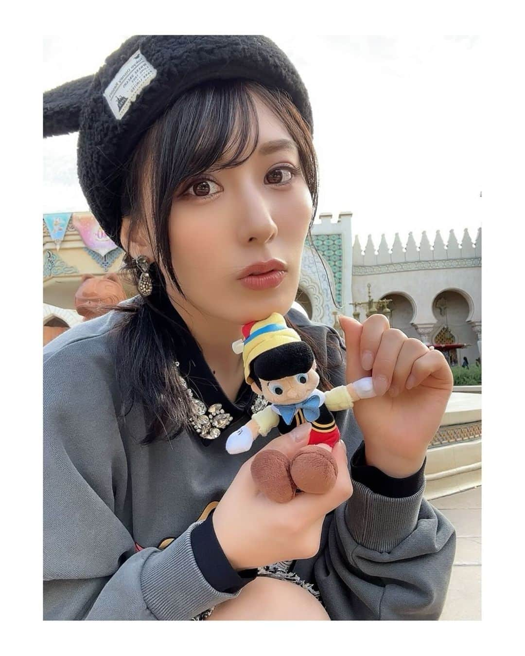 金子智美さんのインスタグラム写真 - (金子智美Instagram)「ディズニーランド&シー2days  ファミリー旅行🐭💖 day2はディズニーシー🌊🌏✨ day2前編です❣️ 親友ちゃんはヘアメイクさんだから、 ホテルで朝メイクしてる間に髪の毛可愛く 作ってくれて😚 ミッキーのもこもこ帽子被っても可愛くて、 風強かったけど、崩れなくて最強だった👏💥  day2のコーデは色違いのツイードスカートに ディズニースウェットでキラキラカジュアル ディズニー馬鹿ってイメージです😝🫶  #ディズニーシー　#東京ディズニーシー　#tokyodisneysea #tokyodisneyresort #家族旅行　#ディズニーコーデ  #lilybrown #推しはピノキオ　#moussy  #ピノキオ」11月14日 19時12分 - kanesato1222