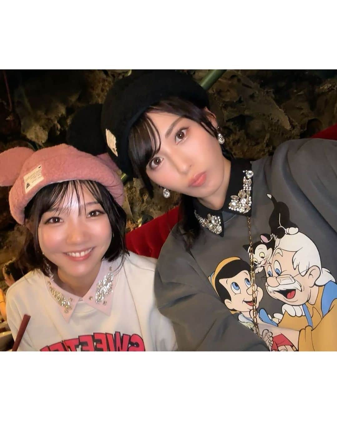 金子智美さんのインスタグラム写真 - (金子智美Instagram)「ディズニーランド&シー2days  ファミリー旅行🐭💖 day2はディズニーシー🌊🌏✨ day2前編です❣️ 親友ちゃんはヘアメイクさんだから、 ホテルで朝メイクしてる間に髪の毛可愛く 作ってくれて😚 ミッキーのもこもこ帽子被っても可愛くて、 風強かったけど、崩れなくて最強だった👏💥  day2のコーデは色違いのツイードスカートに ディズニースウェットでキラキラカジュアル ディズニー馬鹿ってイメージです😝🫶  #ディズニーシー　#東京ディズニーシー　#tokyodisneysea #tokyodisneyresort #家族旅行　#ディズニーコーデ  #lilybrown #推しはピノキオ　#moussy  #ピノキオ」11月14日 19時12分 - kanesato1222