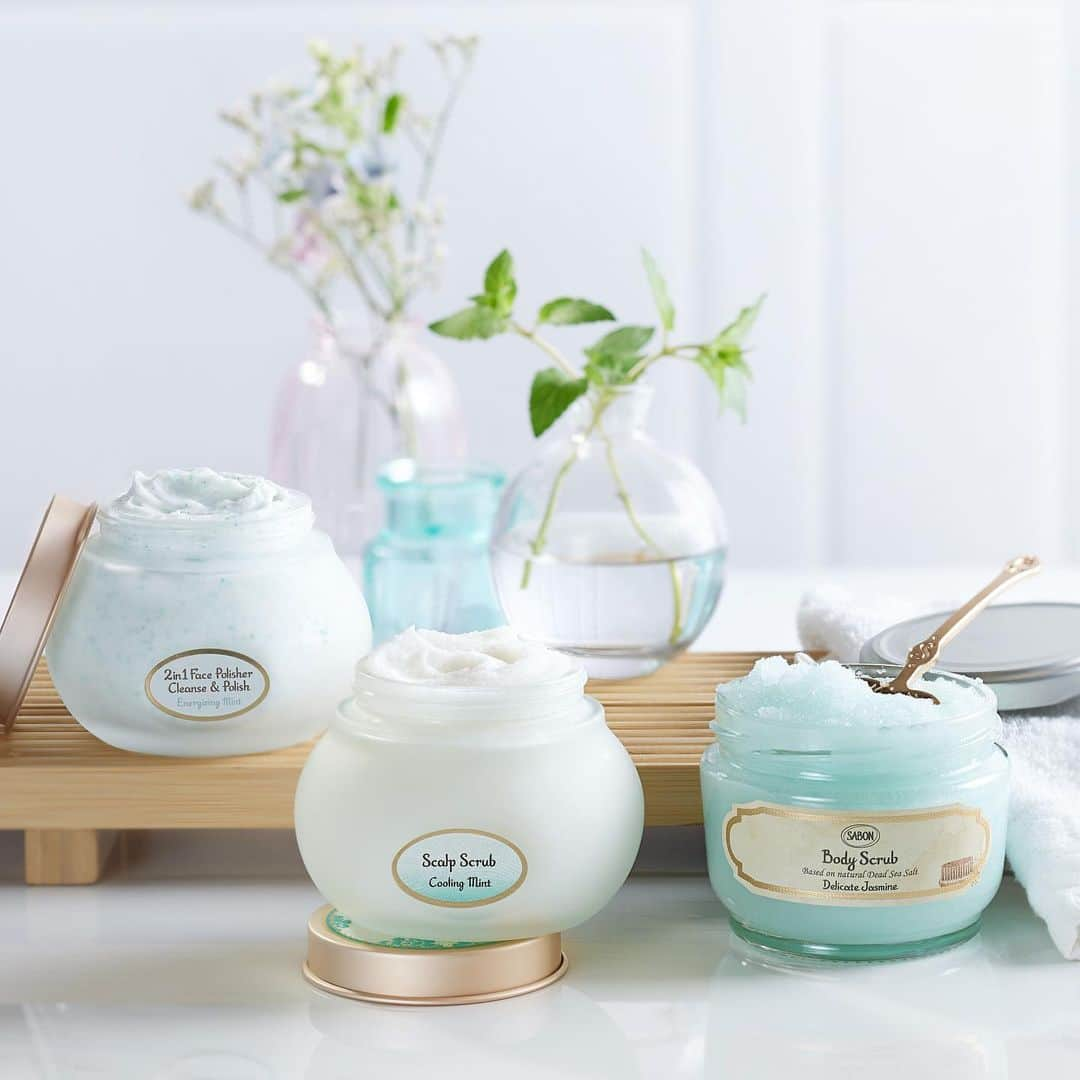 SABON Japanさんのインスタグラム写真 - (SABON JapanInstagram)「【SABONの大人気なスクラブ製品🛁】  SABONのスクラブアイテムには、 厳選したナチュラルな原料を使用しており、不要な角質や汚れをやさしく落としながら、潤いを与えてすこやかな肌や髪へ導きます💐  計り知れない美容効果があるとされる 死海の塩と貴重なボタニカルオイルを黄金比で融合させたアイコニックなボディスクラブ。 マグネシウムなどミネラルを豊富に含む塩の１粒１粒を貴重なボタニカルオイルが くるむ独自のソルト-イン-オイル処方で優しく肌をなでるだけで心地よく古い角質を取り除き、生まれ変わったようになめらかなつや肌へと磨き上げます✨  肌を優しく守りながら、汚れや不要な角質を落とし、贅沢に潤す。 「落とす」と「与える」を同時に叶えることが明るく美しい素肌を育み、 肌本来の生命力があふれだすような透明感と輝きをもたらします🛀  フェイスやヘアなどのカテゴリーでも落として与える美容を進化させながらシンプルかつ革新的な製品をSABONはつくり続けます。  #sabon #スクラブ#ボディスクラブ#フェイスポリッシャー#ヘッドスクラブ#香り#ボディケア#香り#コスメ#アロマ#ボディケア#角質ケア#スクラブ#保湿#保湿ケア#香り#コスメ#オイル美容#美容#オイル#植物性オイル#ベスコス#ベストコスメ#バスタイム#SABONのボディスクラブ#SABONのスクラブ#sabonの香り#デリケートジャスミン#ミント#リフレッシング」11月14日 19時13分 - sabon_japan