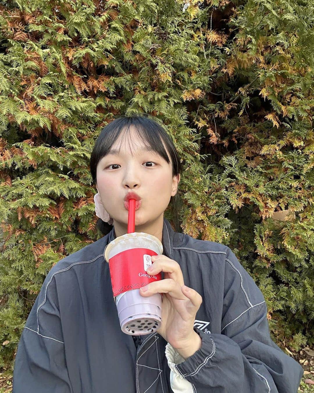 などちゃん（이선형／イソンヒョン）のインスタグラム：「가을아 잘가…🍁(근데 나 사실 겨울 좋아해 ・ωｰ☆)  📸 1번 사진 : 도님이 인스타 갬성이라고 찍어준 사진 📸 2번 사진 : 그게 뭐냐고 면박 주고 내가 직접 구도 잡아줘서 찍어달라고 한 사진..  과연 너도들의 선택은..?」