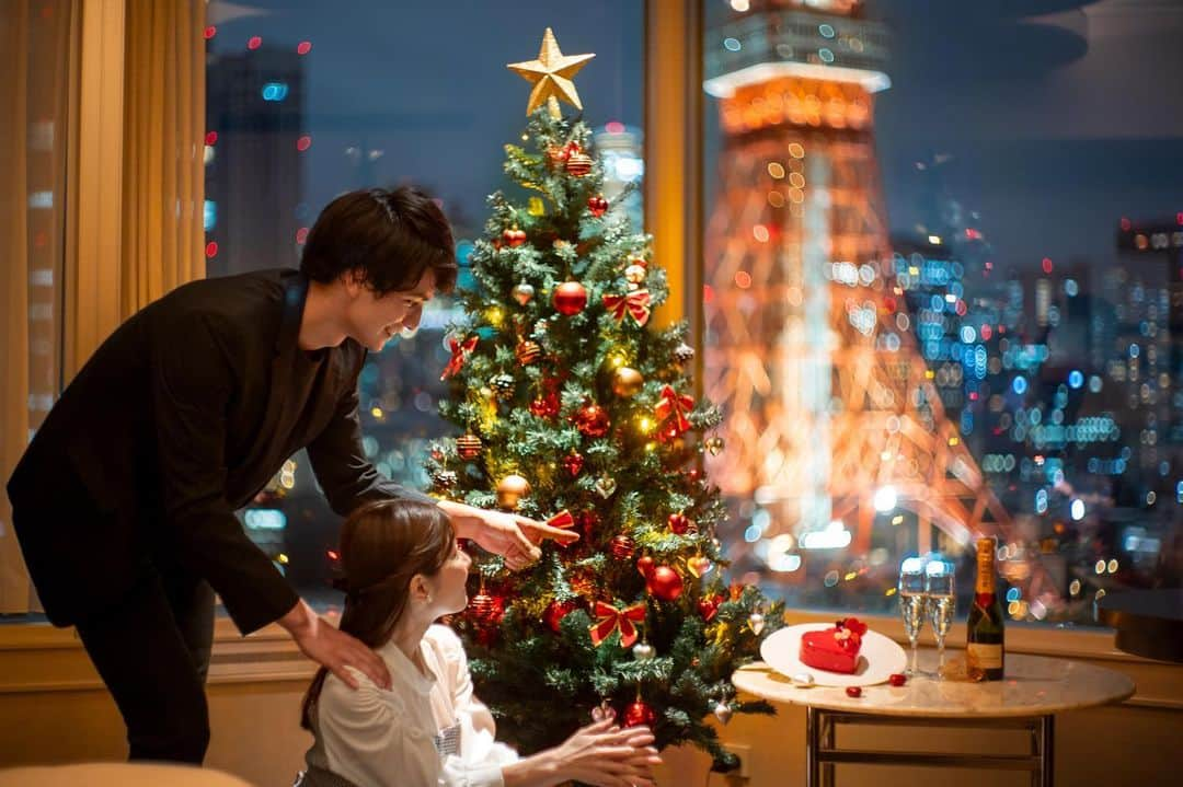 ザ・プリンス パークタワー東京のインスタグラム：「【1日1室限定】Giving Heart Christmas  🎄×🗼をお部屋で♡ プラン限定のハート型ケーキとシャンパンで乾杯して、おふたりだけのロマンチックなクリスマスを✨  A special hotel stay where a sparkling Christmas tree meets a majestic Tokyo Tower 🎄🗼   Indulge in fine champagne and a delightfully decorative heart-shaped cake in the comfort and privacy of your own luxurious room, creating a wholly romantic and most magical Christmas celebration for two ✨  Share your own images with us by tagging @princeparktowertokyo —————————————————————  #theprinceparktowertokyo #christmasstay  #ThePreferredLife #ザプリンスパークタワー東京 #クリスマスの過ごし方 #クリスマスステイ #カップルクリスマス」