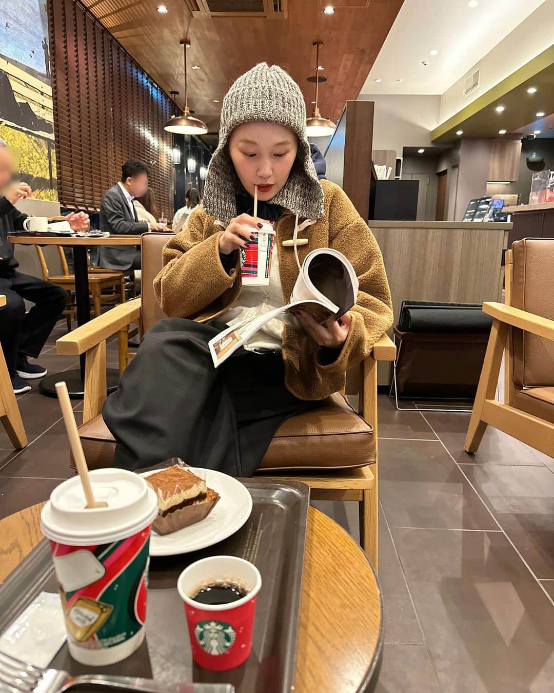 青木美緒のインスタグラム：「時差ボケもやっと治って、のんびりと過ごせた休日☕️☕️😴 . 4ヶ月になった娘が最近更に大きくなって抱っこするのがちょっとだけ大変🤏笑」