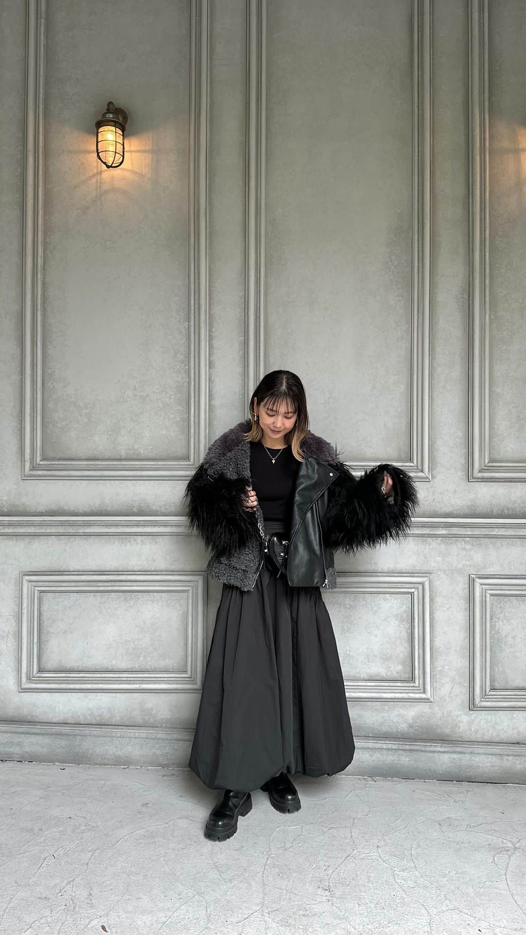 natsumi ♥︎のインスタグラム：「2023/11/14  .  今日は県民の日でお休み〜。 実家でのんびり過ごしてスーパー銭湯で 疲れを癒しました☺️🧡  .  @yurica210 と @yoka1124 と遊んだ日のコーデ。  @labelleetude_official aの #異素材ボリュームファーライダースジャケット  スト担なら伝わる ほっくんの衣装感🖤笑  1回目の展示会で見送ったものの、 やっぱり可愛くて2回目の展示会でオーダー️📝笑  このボリューム可愛すぎる🥰🥰 このあいだの日曜日寒かったから やっと着れた🩶  オールブラックらぶ😘😘  . .」