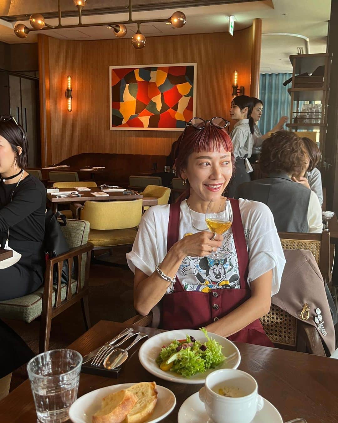 EMILY/BLUEさんのインスタグラム写真 - (EMILY/BLUEInstagram)「友人のバースデーを サプライズでお祝い🥂 (前後が色々ありバタバタでごみん🤣)  ちょいと遅れちゃってたから、まっっったく気づかれなかった様で大・成・功💖  喜んでもらえてめたんこ嬉しーい🥰 今月の韓国旅行も楽しみだーい🇰🇷✨  店内で、昼間＆日差しが暑かったから思わずTシャツに🤪  #古着 #古着コーデ #ファッション #海のある生活 #海のある暮らし #インテリア #男の子ママ #女の子ママ #海の見える家 #赤髪 #ミディアムヘア #オールインワン #前髪ぱっつん #ランチ #バースデー」11月14日 19時18分 - emilybluejewelry0220