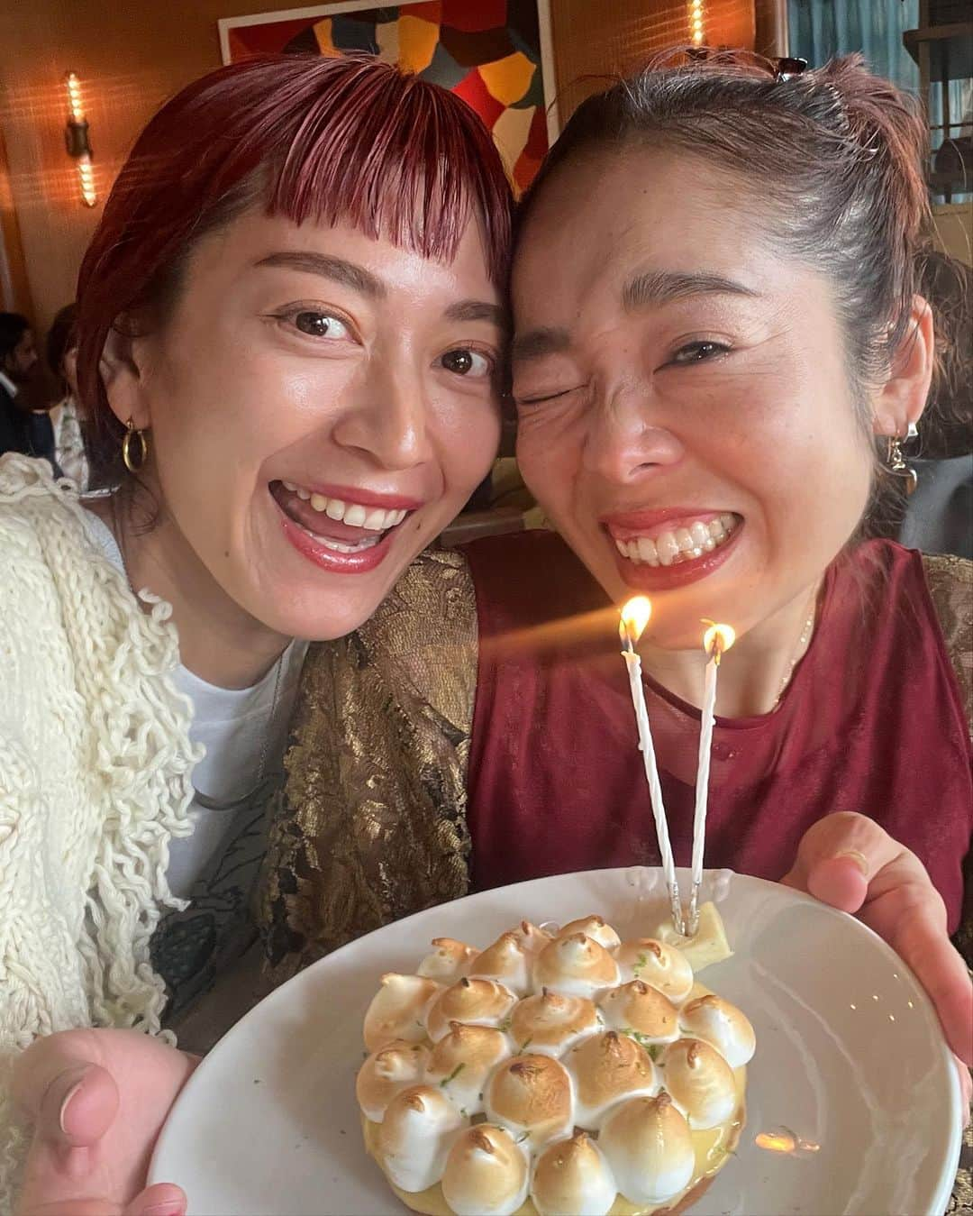 EMILY/BLUEさんのインスタグラム写真 - (EMILY/BLUEInstagram)「友人のバースデーを サプライズでお祝い🥂 (前後が色々ありバタバタでごみん🤣)  ちょいと遅れちゃってたから、まっっったく気づかれなかった様で大・成・功💖  喜んでもらえてめたんこ嬉しーい🥰 今月の韓国旅行も楽しみだーい🇰🇷✨  店内で、昼間＆日差しが暑かったから思わずTシャツに🤪  #古着 #古着コーデ #ファッション #海のある生活 #海のある暮らし #インテリア #男の子ママ #女の子ママ #海の見える家 #赤髪 #ミディアムヘア #オールインワン #前髪ぱっつん #ランチ #バースデー」11月14日 19時18分 - emilybluejewelry0220