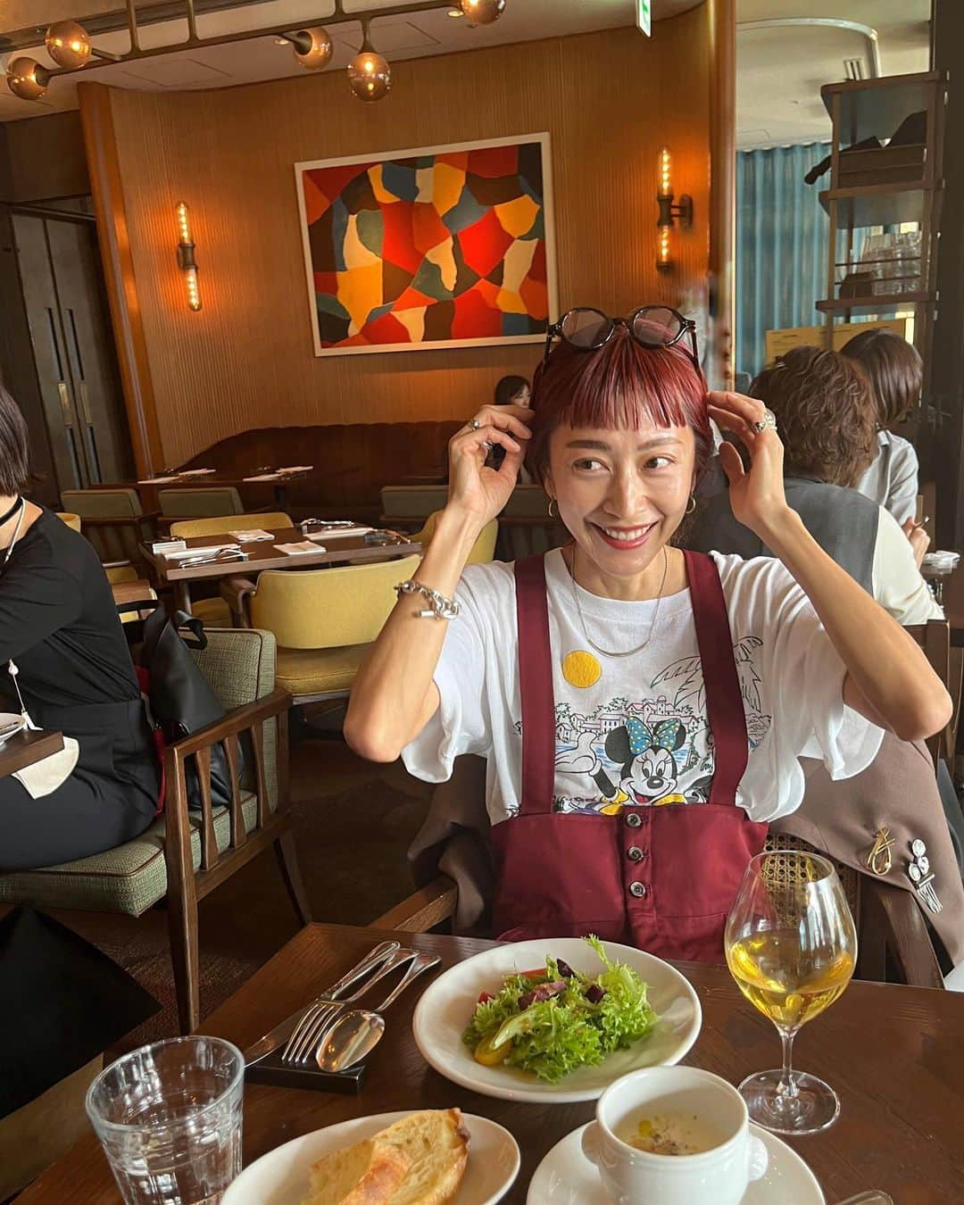 EMILY/BLUEのインスタグラム：「友人のバースデーを サプライズでお祝い🥂 (前後が色々ありバタバタでごみん🤣)  ちょいと遅れちゃってたから、まっっったく気づかれなかった様で大・成・功💖  喜んでもらえてめたんこ嬉しーい🥰 今月の韓国旅行も楽しみだーい🇰🇷✨  店内で、昼間＆日差しが暑かったから思わずTシャツに🤪  #古着 #古着コーデ #ファッション #海のある生活 #海のある暮らし #インテリア #男の子ママ #女の子ママ #海の見える家 #赤髪 #ミディアムヘア #オールインワン #前髪ぱっつん #ランチ #バースデー」