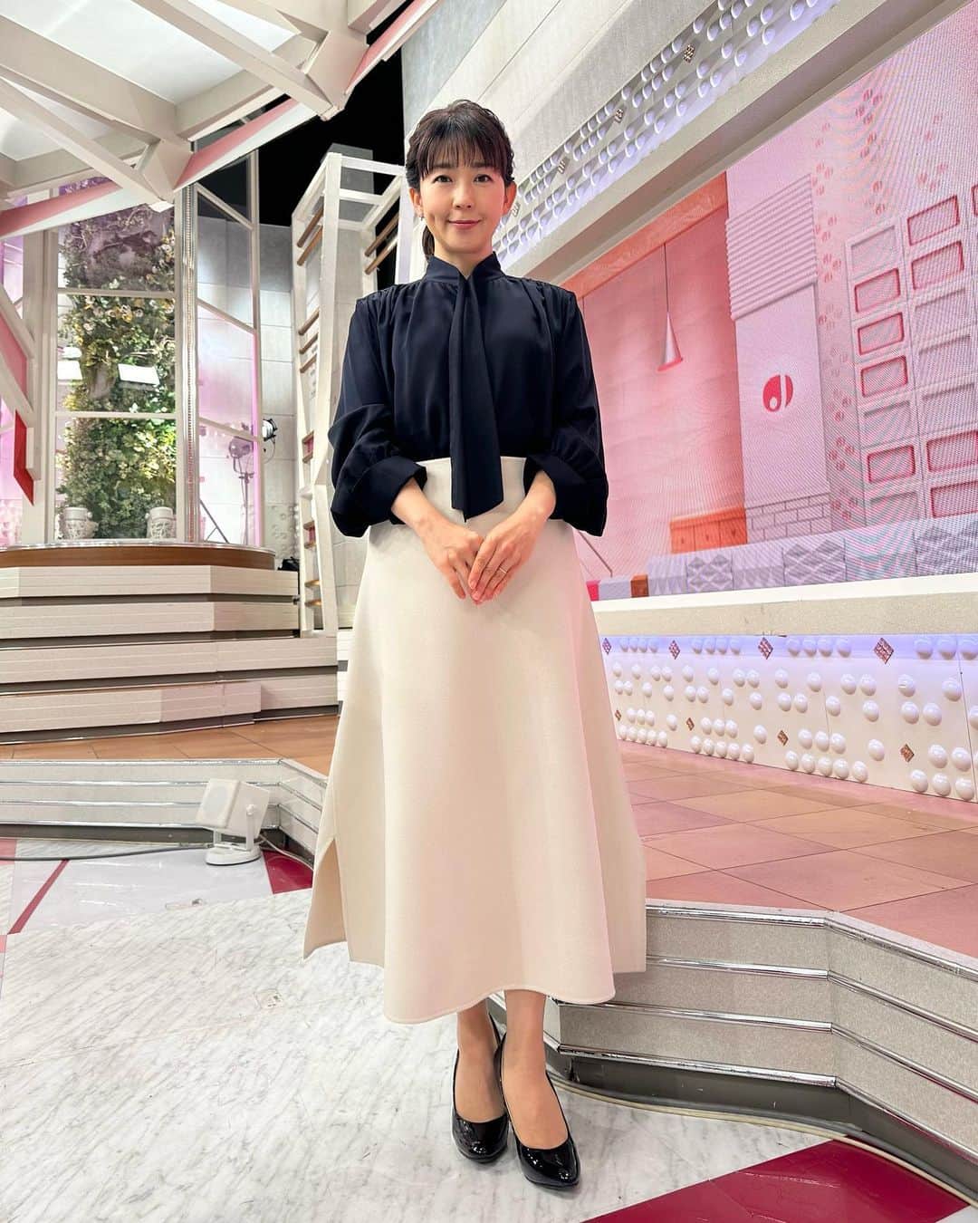 松尾由美子のインスタグラム：「. 今日もご覧いただき ありがとうございました  ブラウス、スカート BEIGE, @beigecomma  イヤリング MUK @muk_tokyo  ネイビー×白の爽やかなコントラストの洗練されたスタイル 長めのボウタイが縦長効果◎ フレアスカートが女性らしさを。  #松尾と服　#衣装」