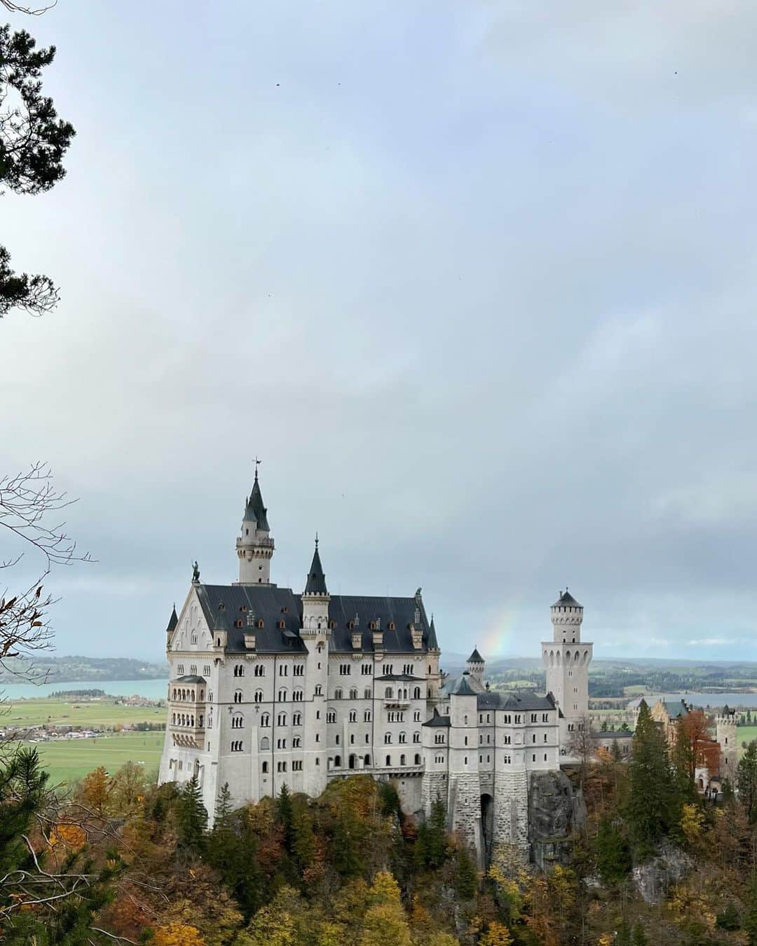 横山キラさんのインスタグラム写真 - (横山キラInstagram)「先日の連休でドイツに行ってきました🇩🇪  1番楽しみにしていた、シンデレラ城のモデルとなったノイシュバンシュタイン城🏰  奇跡的に虹もでていて、歓迎されている感じがしました✨  風は強かったですが、、笑   #ノイシュバンシュタイン城  #ドイツ旅行  #ドイツ観光  #シンデレラ  #シンデレラ城  #schlossneuschwanstein  #ヨーロッパ旅行  #ヨーロッパ旅  #お城  #お城巡り」11月14日 19時20分 - kira_yokoyama_
