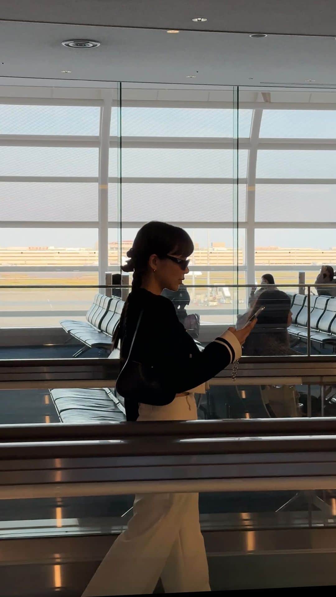 梯真奈美のインスタグラム：「空港のひとコマ✈️  大好きなスルメを大量に買い占めて。笑」