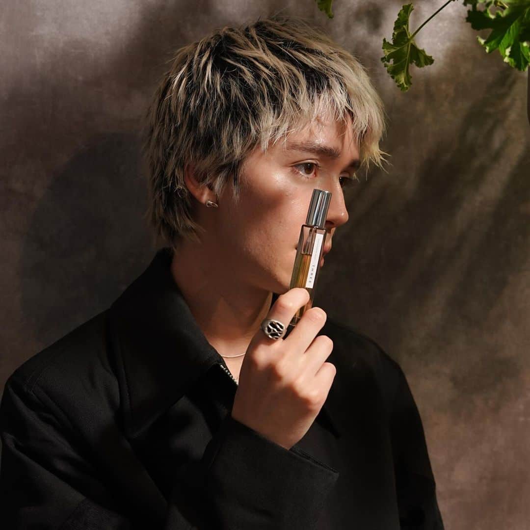 Roseのインスタグラム：「THREE ESSENTIAL SCENTS GARDEN🌿 ⁡ 個人的に04 SPRIT OF EDENのアクティブでパワーをもらえるスパイシーな香りが1番好きでした。持ち運びしやすいボトルのサイズ感もいいよね✌︎  ⁡ #エッセンシャルセンツ  #フレグランス  #PR」