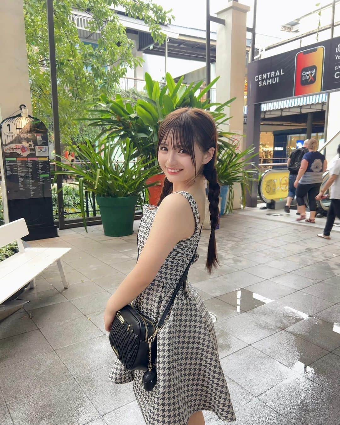 早川夢菜のインスタグラム：「🇹🇭🛍️ . . . .  #fashion#beautiful#cute#follow#tbt#followme#nature#like4like#instagra#데일리 #소통 #좋아요 #셀카 #셀스타그램#팔로우#셀피#유에스제이 #크리스마스#アイドル#フレンチガーリー#三つ編み#観光#旅#海外#タイ#サムイ島」