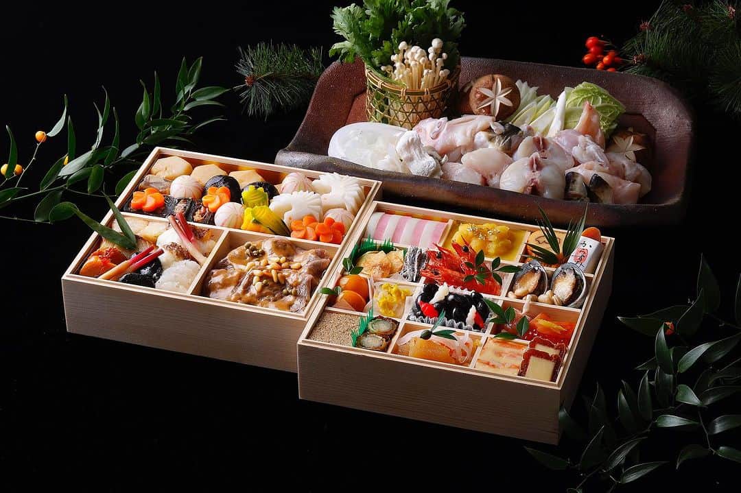THE WESTIN TOKYO | ウェスティンホテル東京のインスタグラム：「【限定25個】日本料理「舞」特製「おせち八寸三段重」 今年は、縁起よく華やかな祝い料理を惜しみなく詰め合わせた本格的なおせちとともに、上質なとらふぐ一尾分の河豚鍋をお楽しみいただく贅沢な「おせち八寸三段重」を限定25個ご用意しています  [画像]  壱の重、弐の重には、日本料理「舞」の料理長 岩根和史が選び抜いた素材を繊細な匠の技で時間をかけて作り上げる伝統的なおせち料理を。そして参の重には、身の透明感や食感、甘みが上質なとらふぐの中からさらに厳選したものを、河豚鍋の出汁やたれなどとともに贅沢に盛り合わせました。   ホテルならではのおせち料理と、心身ともに温まる河豚鍋を囲みながら喜びに満ちたお正月をお過ごしください。 ご予約を受付中です。※限定数に達し次第受付終了します 詳細はプロファイルのリンク（インターナショナルレストラン「ザ・テラス」）より   #ウェスティンホテル東京 #おせち #お正月 #WestinTokyo #newyear#osechi #ウェスティンホテル #ウェスティン #ホテル #おせち料理 #お屠蘇 #恵比寿 #happyholidays #holidayseason #御節 #westinhotel#thewestintokyo #westin #hotel #tokyo#ebisu #happynewyear #hotellife #beautifulhotels #travelandleisure」