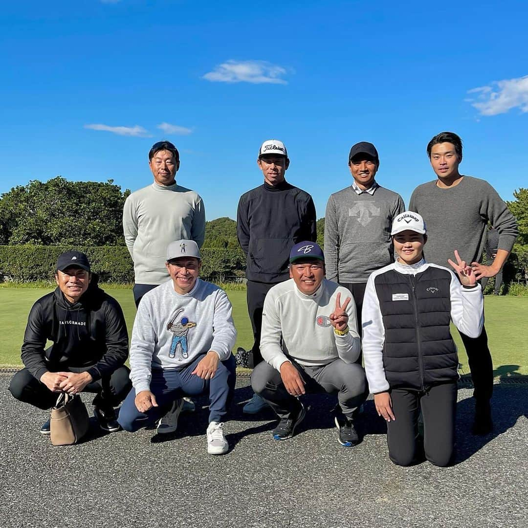 多村仁志さんのインスタグラム写真 - (多村仁志Instagram)「. 今日は、DeNAベイスターズのコーチらとゴルフコンペ。 僕らの組は、相川コーチ、柳田コーチ、プロを目指している小池コーチの娘さんの愛莉ちゃんの4人。 今日も楽しくラウンドできたのは正しく愛莉ちゃんのお陰。 癒しと流石のプレーでおじさん3人を引っ張ってくれました。  #横浜DeNAベイスターズ #ゴルフコンペ #Golf #ゴルフ #千葉 #一の宮 #一の宮カントリー倶楽部 #両コーチの飛距離 #マジヤバすぎ #ゴルフ楽しい #⛳️ #🏌️‍♂️」11月14日 19時24分 - hit_tamu