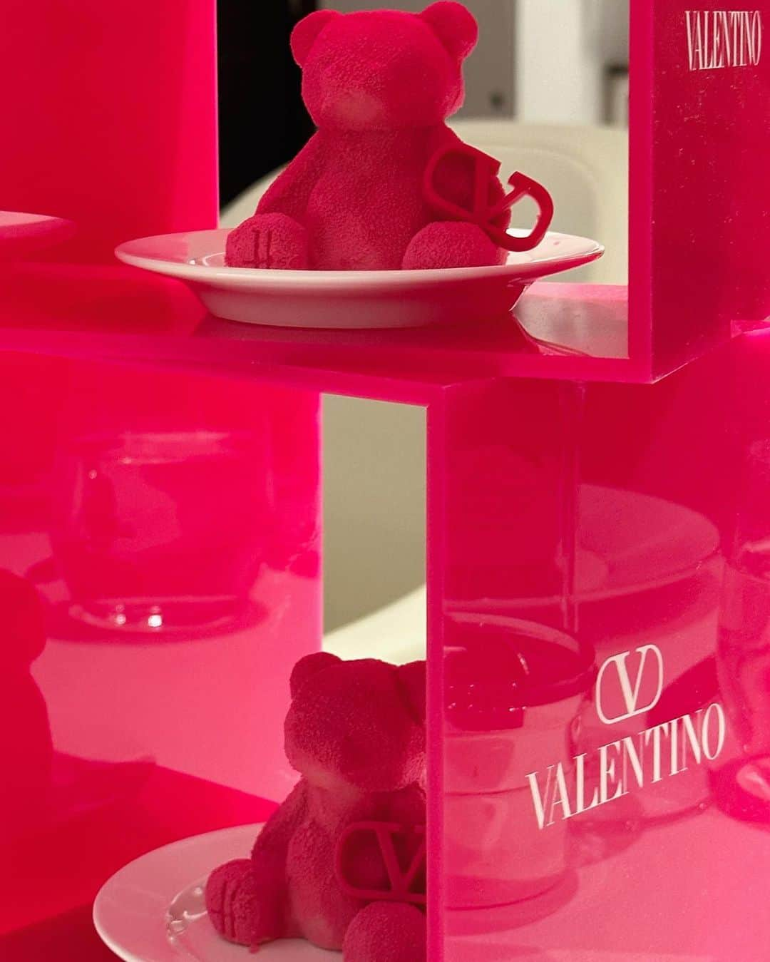 JiweiJWさんのインスタグラム写真 - (JiweiJWInstagram)「@maisonvalentino Christmas is coming #christmas #valentino #harrods」11月14日 19時33分 - jiweijw