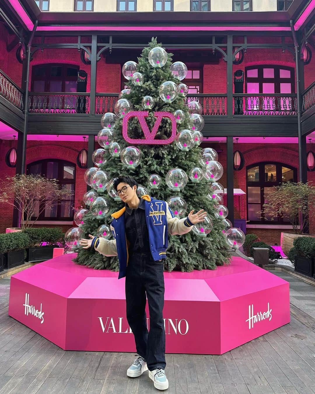 JiweiJWのインスタグラム：「@maisonvalentino Christmas is coming #christmas #valentino #harrods」