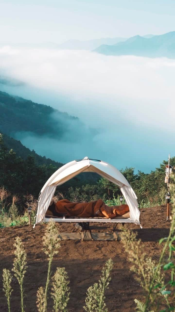 hinata_outdoorのインスタグラム：「@bunny.campingさんの投稿🏕️  絶景！キャンプ風景を発見👀✨  目の前に飛び込んでくる景色が映画のワンシーンのようでとても綺麗です🤩🤩  ************** #hinataoutdoor を付けて アウトドアシーンをアップしてください🏕️ 素敵な投稿はリポストさせていただきます!  〜hinataの別アカウント〜 ・こだわりのキャンプギア🔦  @hinatastore_official ・キャンプ場紹介・予約⛺ @hinata_spot ・そとごはんのアイディア🍳  @hinatakitchen   **************  #キャンプ風景#アウトドア用品#キャンプグッズ#露營用品#ソロキャンプ用品#アウトドアグッズ#露營必備#キャンプ準備 #ソロキャンプ用品#山道具#キャンプアイテム#キャンプ収納#ソロキャンプギア#ギア#キャンプギア自作#행복했던순간의기록#바니캠핑」