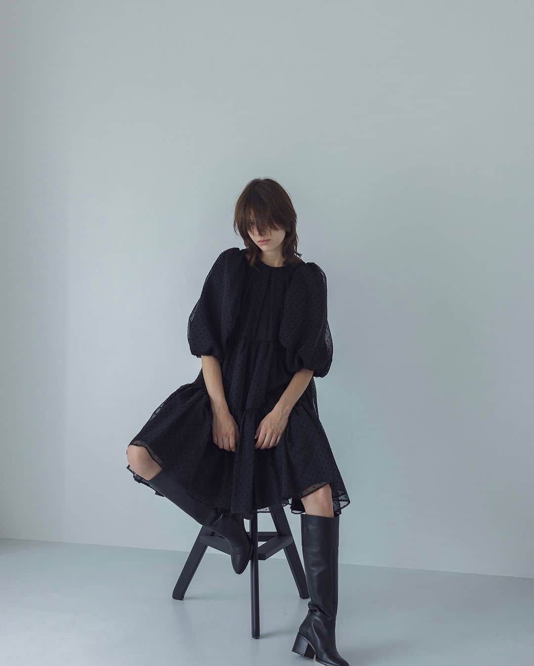 DRESSLAVEのインスタグラム：「. 【 TSURU by Mariko Oikawa in stock 】  ☑︎ Rilke Color : black   たっぷりのボリューム感がエレガントで華やかな印象のミニ丈ドレス。 ドット柄のフロッキーが映える柔らかくマットなオーガンジー素材を使用。  裏地にも柔らかな生地を使用し、着心地の良さもポイント。 特別なシーンにはもちろんロングブーツ合わせやアームウォーマーと合わせたカジュアルなスタイルもおすすめです。  【TSURU by Mariko Oikawa】 どこにもない美しい靴をという思いから生まれた日本発のブランド、TSURU by Mariko Oikawa。 シューズをメインにバッグ,ヘアアクセサリーなどその世界感を様々なTsuruとして展開しています。  商品の詳細・その他商品はプロフィールのURLよりご覧いただけます。  プロフィールはこちらから ▷  @dresslaveofficial   #DRESSLAVE #ドレスレイブ #dresslave_outercollection23AW #23aw #23autumn #23winter #秋冬 #秋 #冬 #TSURU #tsurubymarikooikawa #dress #onepiece #ドレス #ワンピース」