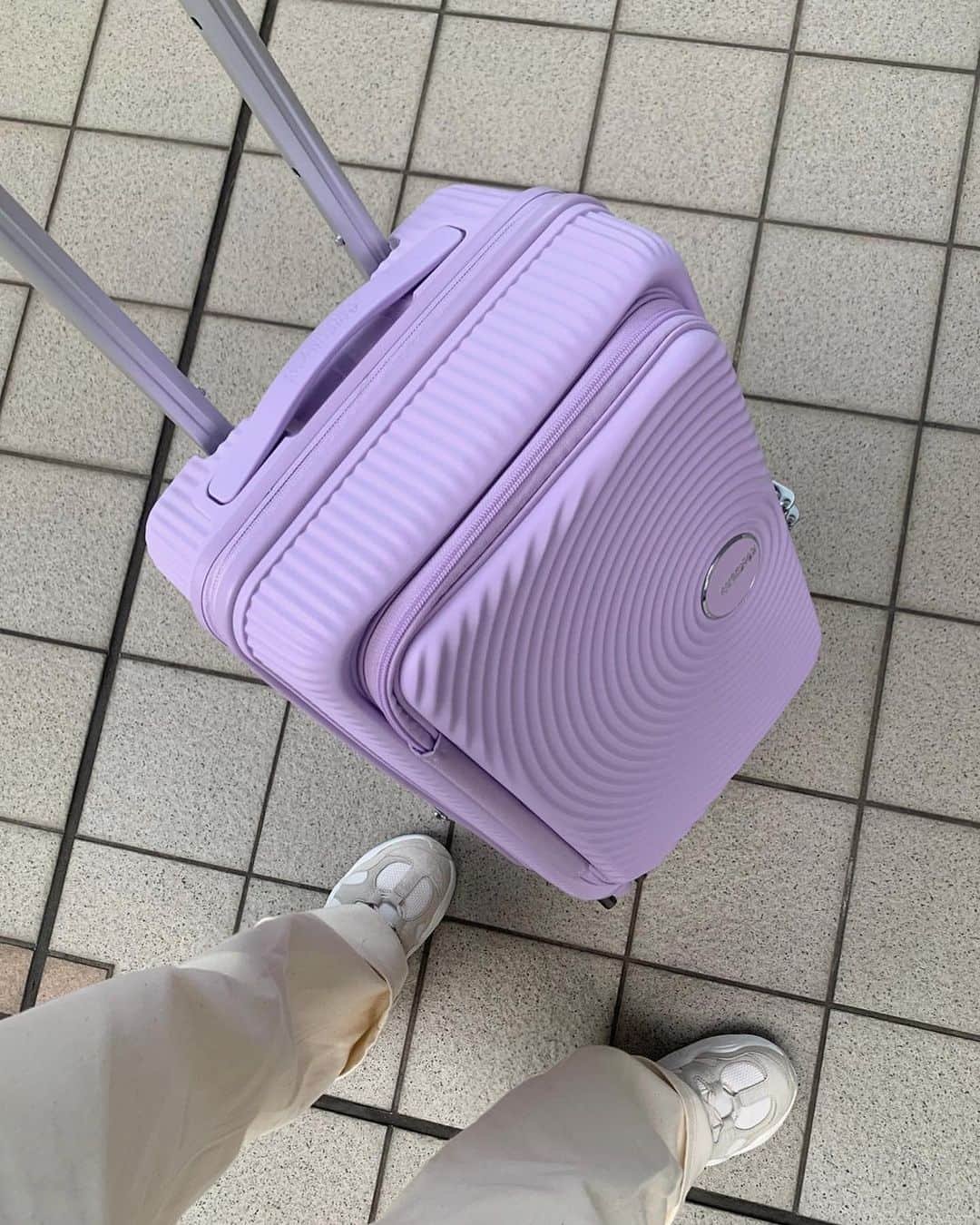 前坂美結さんのインスタグラム写真 - (前坂美結Instagram)「🧳〜♪💜　  . 旅の気分を上げてくれる カラフルなスーツケース💜 @americantouristerjp   . 1泊〜3泊用のスーツケースは小さめだから　 バッグ感覚でカラフルなものを選びたくなる🫶 (もうコーディネートの一部だね🤭)  Americantouristerのスーツケースは、 ベーシックなものは勿論、カラフルなものも多くて シーンに合わせてコーディネートできる◎ その中でもキュリオシリーズはレコードのような ぐるぐる模様がとっても印象的。  機能的なブックオープニングになっていて、 50:50で開けられるデザインのものと比べて狭いところでの荷物の出し入れがしやすいの🥹♡  スーツケースを開ける時一旦床に置く手間も省けるという…  容量も調節することができるから、旅先でお土産を書いすぎても大丈夫◎(割と本気で大丈夫！笑) そして凹凸のある道でもスムーズに移動できる(動画見てね)  裏地は抗菌加工のリサイクルポリエステルを使用してあるから安心だし環境にも配慮してて嬉しい🤲  . カラフルで可愛い上に機能性抜群なスーツケース 悩んでる方は是非見てみてね💜  ちなみに私が持ってるのは、 スピナー55 EXP ブックオープニングの、 ラベンダーだよ🪻  . #Americantourister #アメリカンツーリスター #CURIO #キュリオ #スーツケース #💜 #✈️」11月14日 19時26分 - miyumaesaka