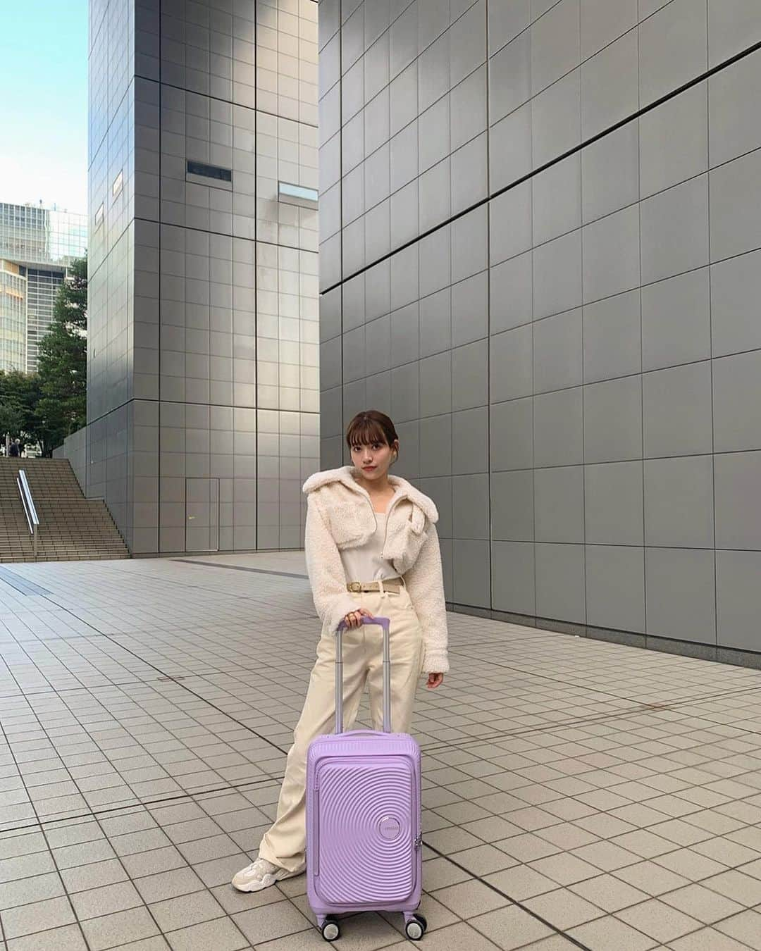 前坂美結さんのインスタグラム写真 - (前坂美結Instagram)「🧳〜♪💜　  . 旅の気分を上げてくれる カラフルなスーツケース💜 @americantouristerjp   . 1泊〜3泊用のスーツケースは小さめだから　 バッグ感覚でカラフルなものを選びたくなる🫶 (もうコーディネートの一部だね🤭)  Americantouristerのスーツケースは、 ベーシックなものは勿論、カラフルなものも多くて シーンに合わせてコーディネートできる◎ その中でもキュリオシリーズはレコードのような ぐるぐる模様がとっても印象的。  機能的なブックオープニングになっていて、 50:50で開けられるデザインのものと比べて狭いところでの荷物の出し入れがしやすいの🥹♡  スーツケースを開ける時一旦床に置く手間も省けるという…  容量も調節することができるから、旅先でお土産を書いすぎても大丈夫◎(割と本気で大丈夫！笑) そして凹凸のある道でもスムーズに移動できる(動画見てね)  裏地は抗菌加工のリサイクルポリエステルを使用してあるから安心だし環境にも配慮してて嬉しい🤲  . カラフルで可愛い上に機能性抜群なスーツケース 悩んでる方は是非見てみてね💜  ちなみに私が持ってるのは、 スピナー55 EXP ブックオープニングの、 ラベンダーだよ🪻  . #Americantourister #アメリカンツーリスター #CURIO #キュリオ #スーツケース #💜 #✈️」11月14日 19時26分 - miyumaesaka