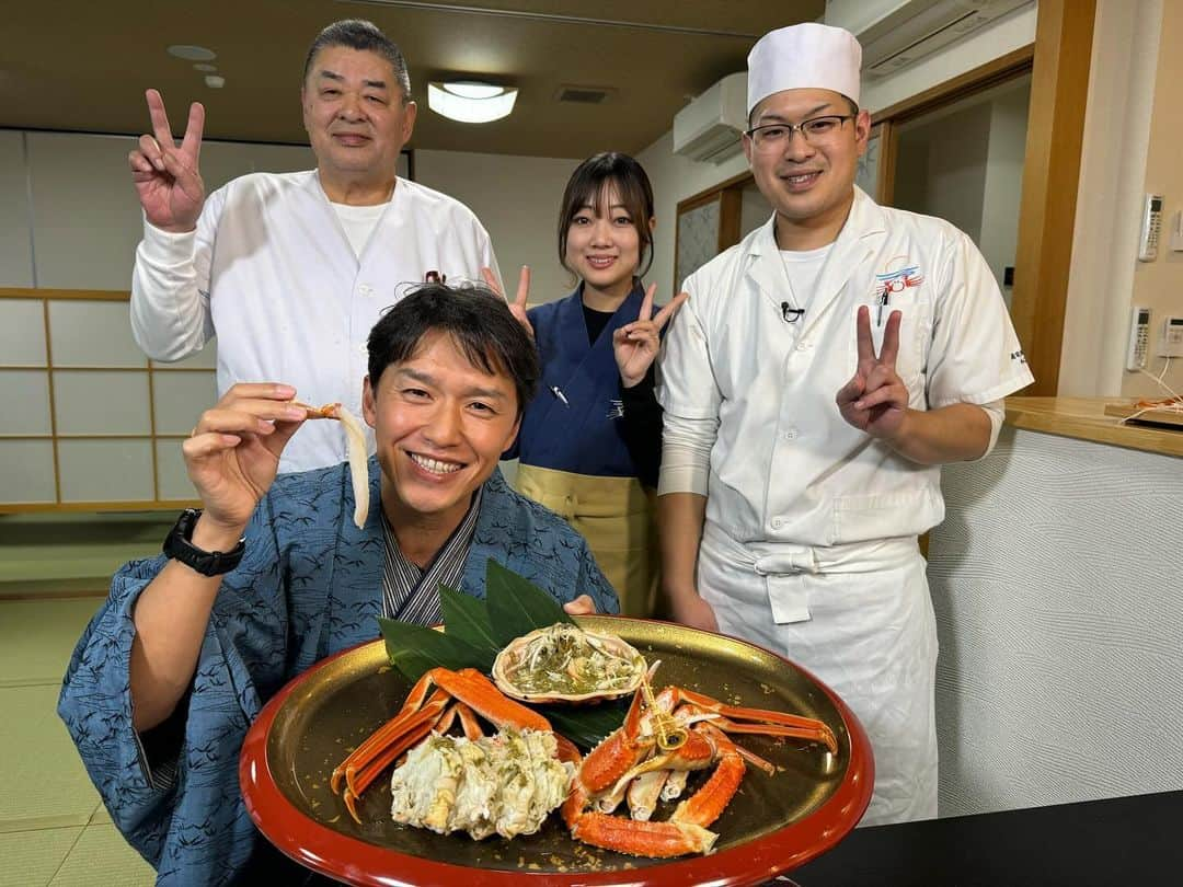 山中真のインスタグラム：「・ 今週の中継は北陸スペシャル！  昨日は元祖ブランド蟹、 越前ガニの贅沢お宿。  リニューアルしたお宿あらきでは 1杯4〜5万円のビッグサイズを ほとんど手が汚れることが ないくらい食べやすく 提供してくれちゃいます。  料理旅館こばせの自慢は 開高丼！ せいこがになんと7杯分も 使った贅沢丼は あの開高健さんが愛したとか。  焼きガニの味噌と 茹でガニの味噌の食べ比べ、 最高でした♪  #mbs #よんチャンtv  #毎日生中継 #山ちゃん中継 #福井県越前町 #越前ガニ #越前くりや温泉あらき  #料理旅館こばせ  #嫌いにならないで」